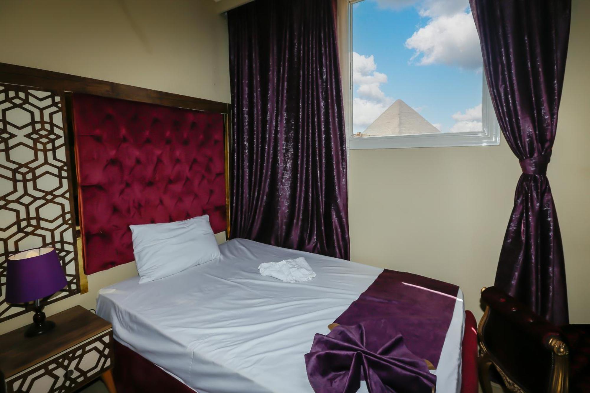 Bed & Breakfast Master Pyramids *