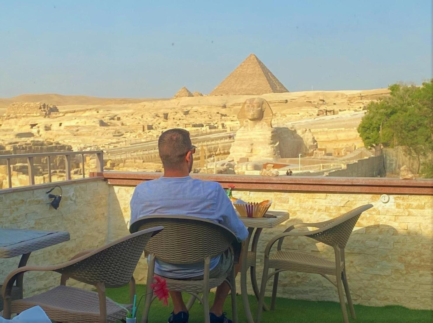 Oda ve Kahvaltı Seven Pyramids Panoramic View Kafret el-Gabal