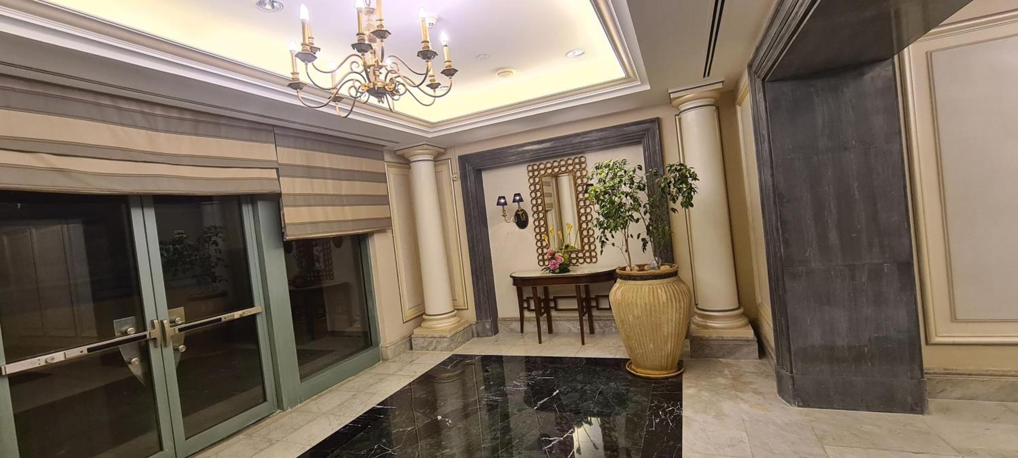 Apartment Grand Plaza San Stefano: Luxury With Mall Access *