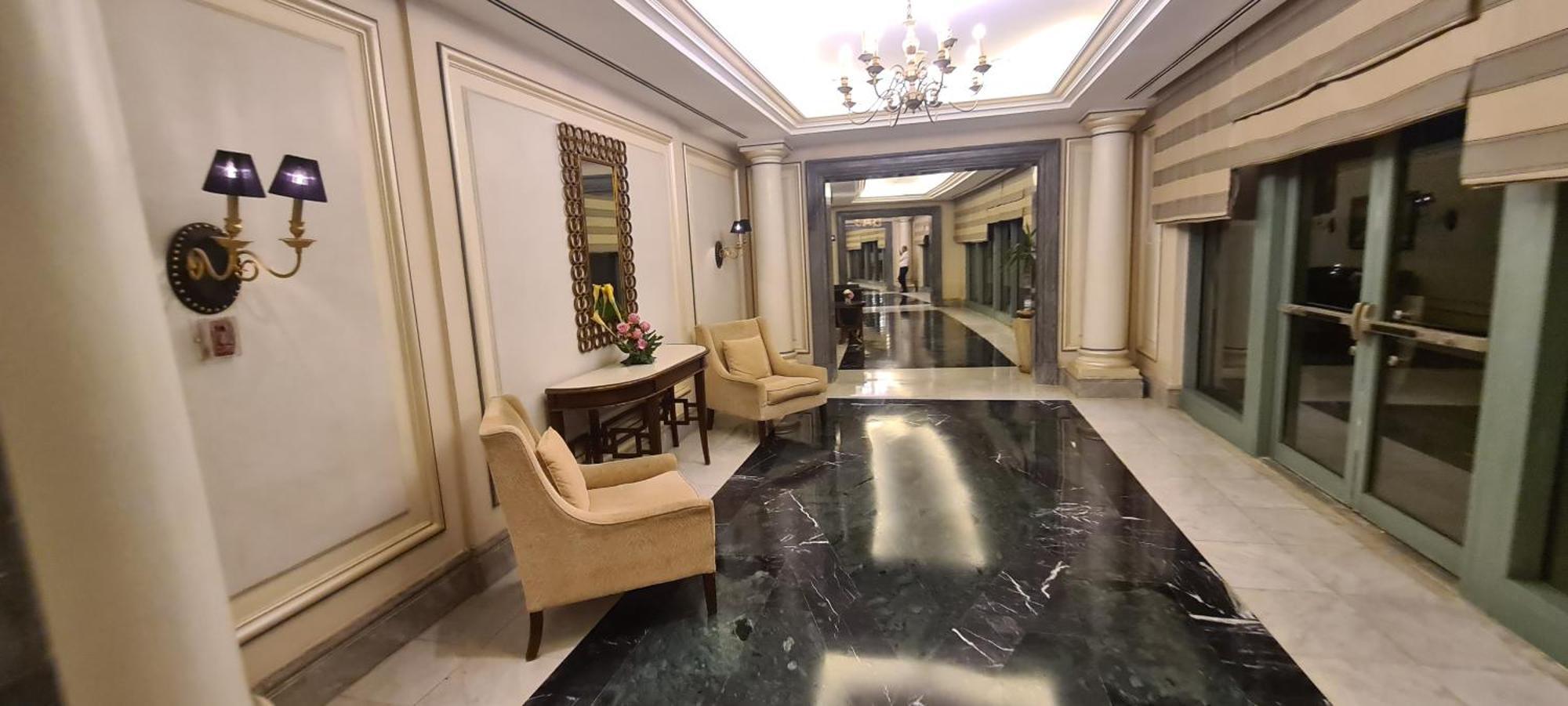 Apartment Grand Plaza San Stefano: Luxury With Mall Access