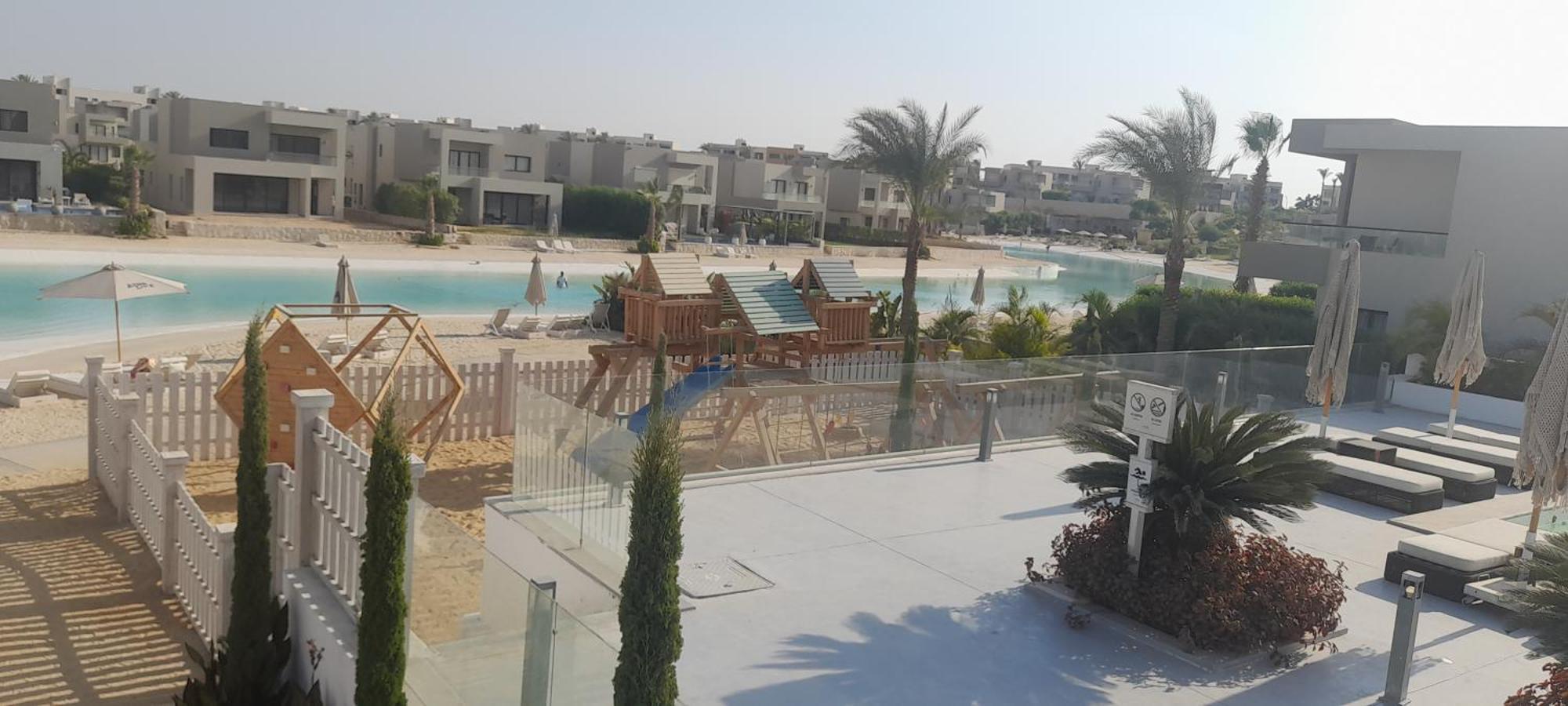 Salty Life Chalet: Poolside Two-bedroom At Azha Apartment