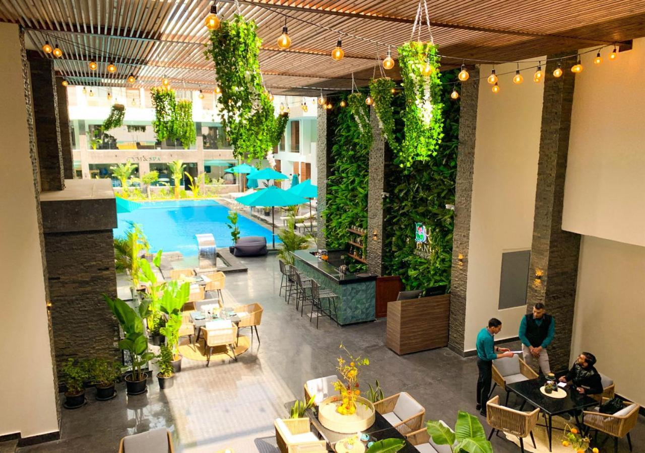 Sanctuary Sunlit Haven With 4 Pools, Rooftop Sunsets & Gourmet Bites Steps Away *