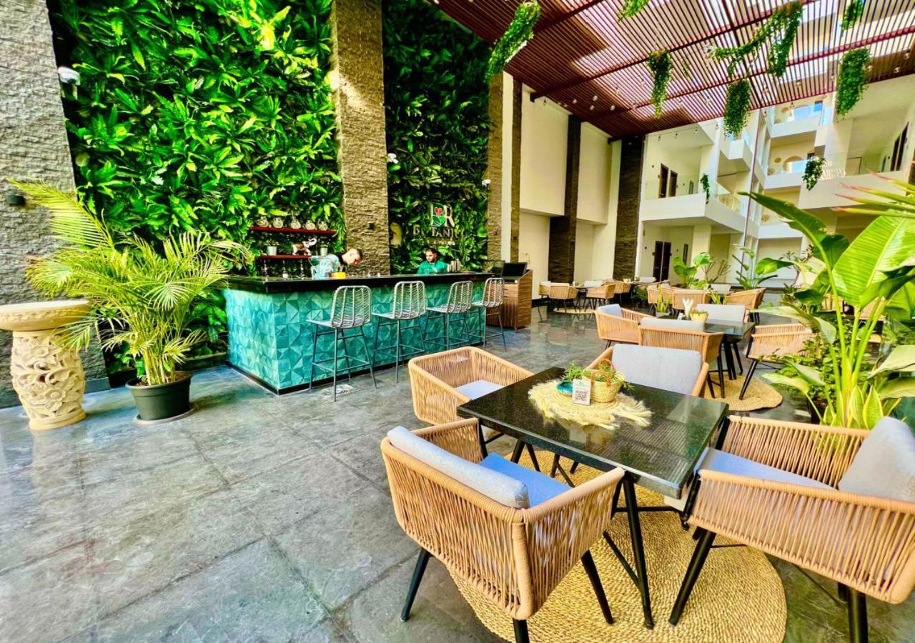 Sanctuary Sunlit Haven With 4 Pools, Rooftop Sunsets & Gourmet Bites Steps Away * Hurghada