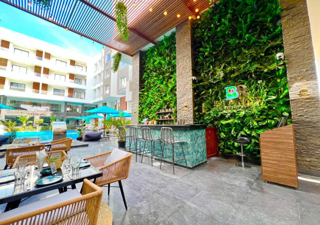 Apartment Sanctuary Sunlit Haven With 4 Pools, Rooftop Sunsets & Gourmet Bites Steps Away