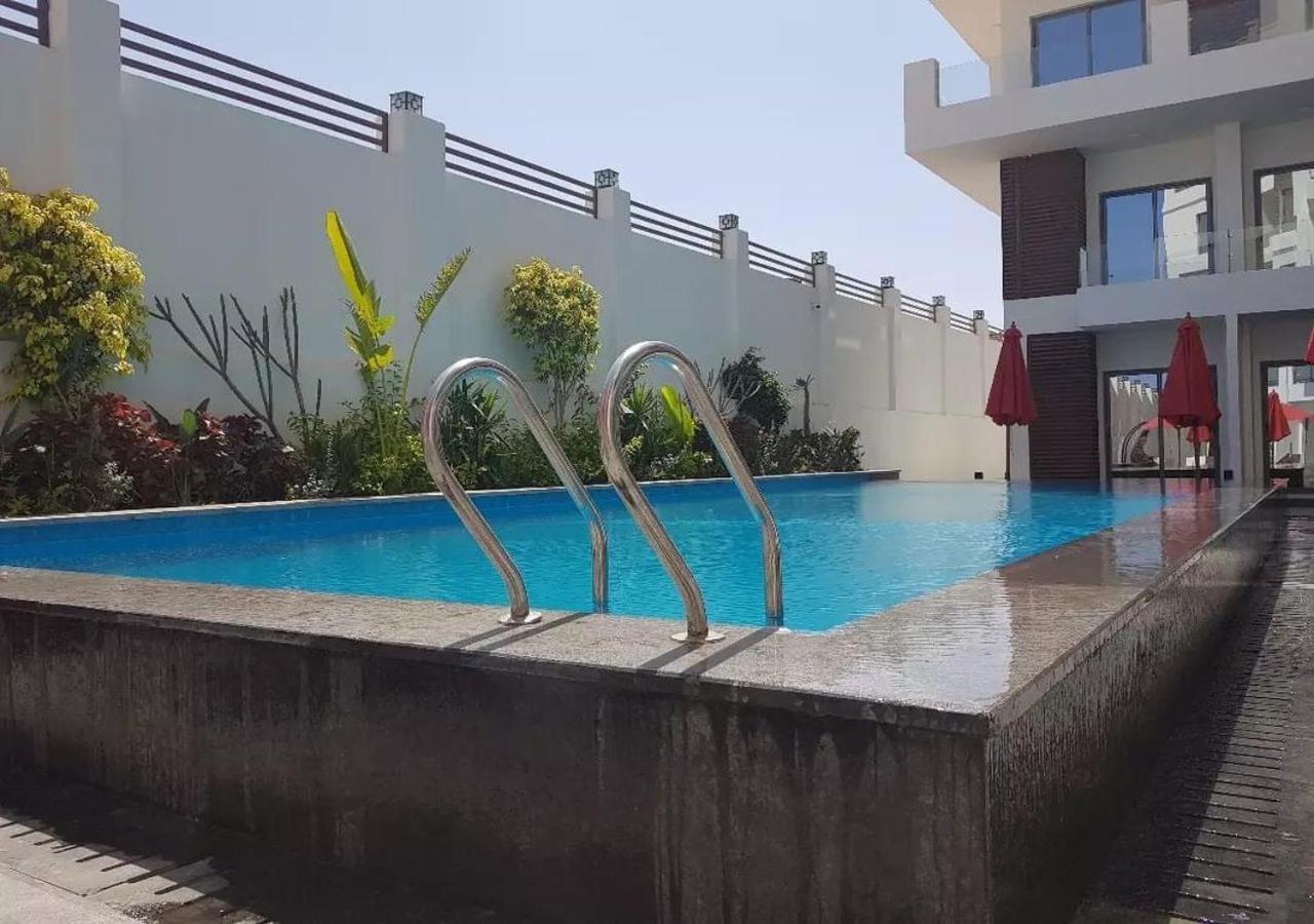Apartment Sanctuary Sunlit Haven With 4 Pools, Rooftop Sunsets & Gourmet Bites Steps Away *