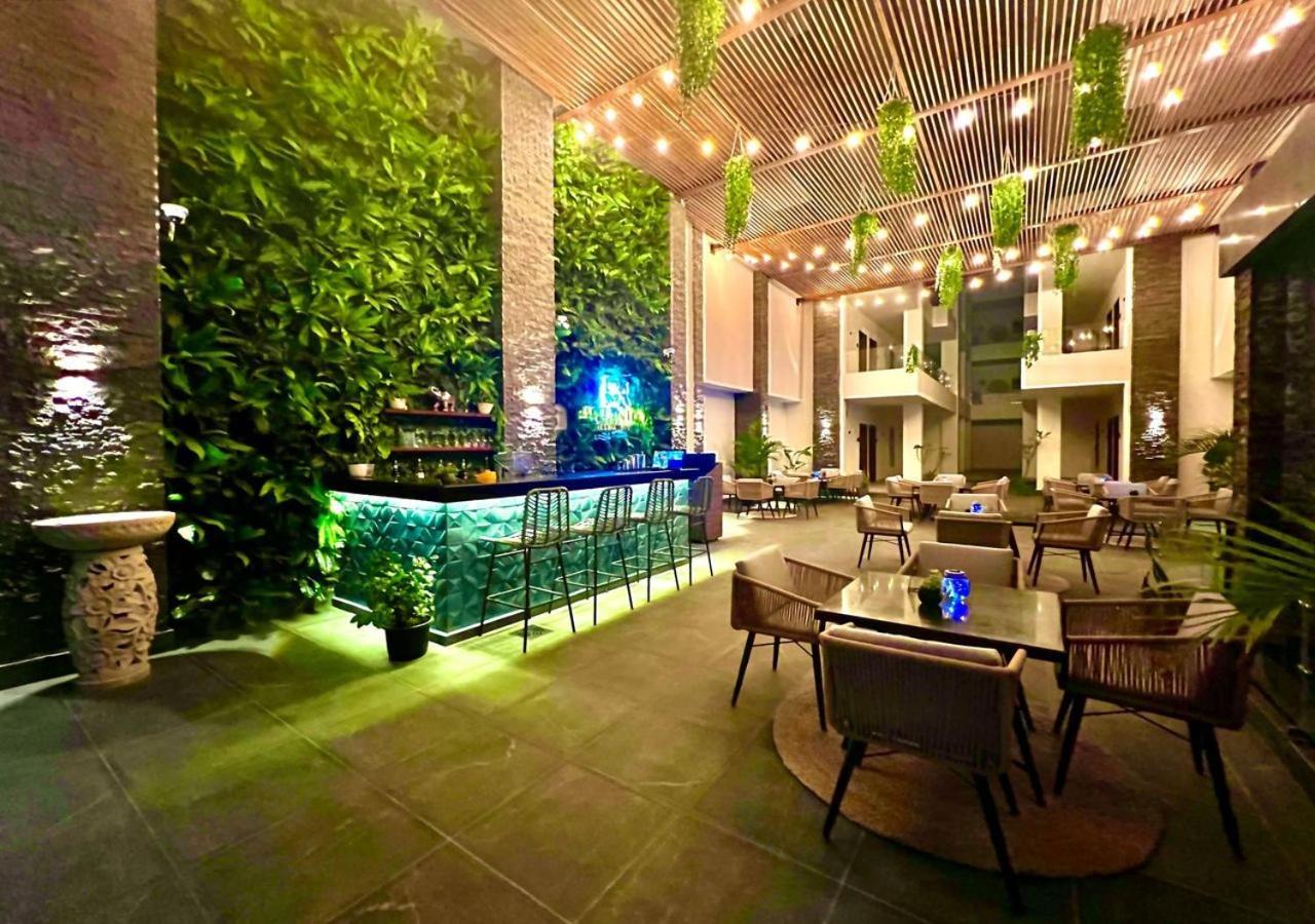 Sanctuary Sunlit Haven With 4 Pools, Rooftop Sunsets & Gourmet Bites Steps Away Apartment *