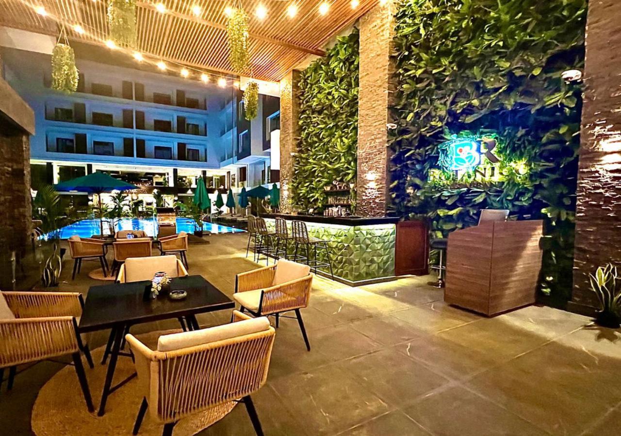 Apartment Sanctuary Sunlit Haven With 4 Pools, Rooftop Sunsets & Gourmet Bites Steps Away Hurghada