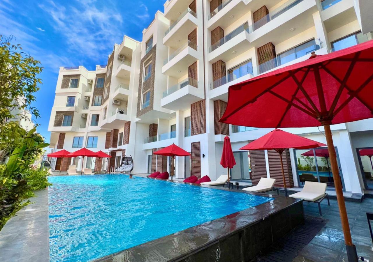 Apartment Sanctuary Sunlit Haven With 4 Pools, Rooftop Sunsets & Gourmet Bites Steps Away