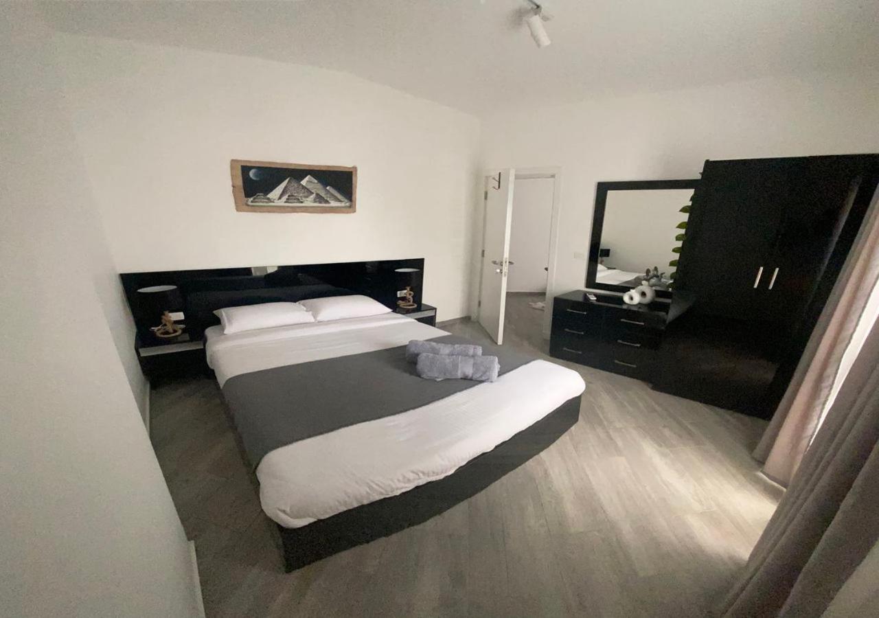 Sanctuary Sunlit Haven With 4 Pools, Rooftop Sunsets & Gourmet Bites Steps Away Apartment