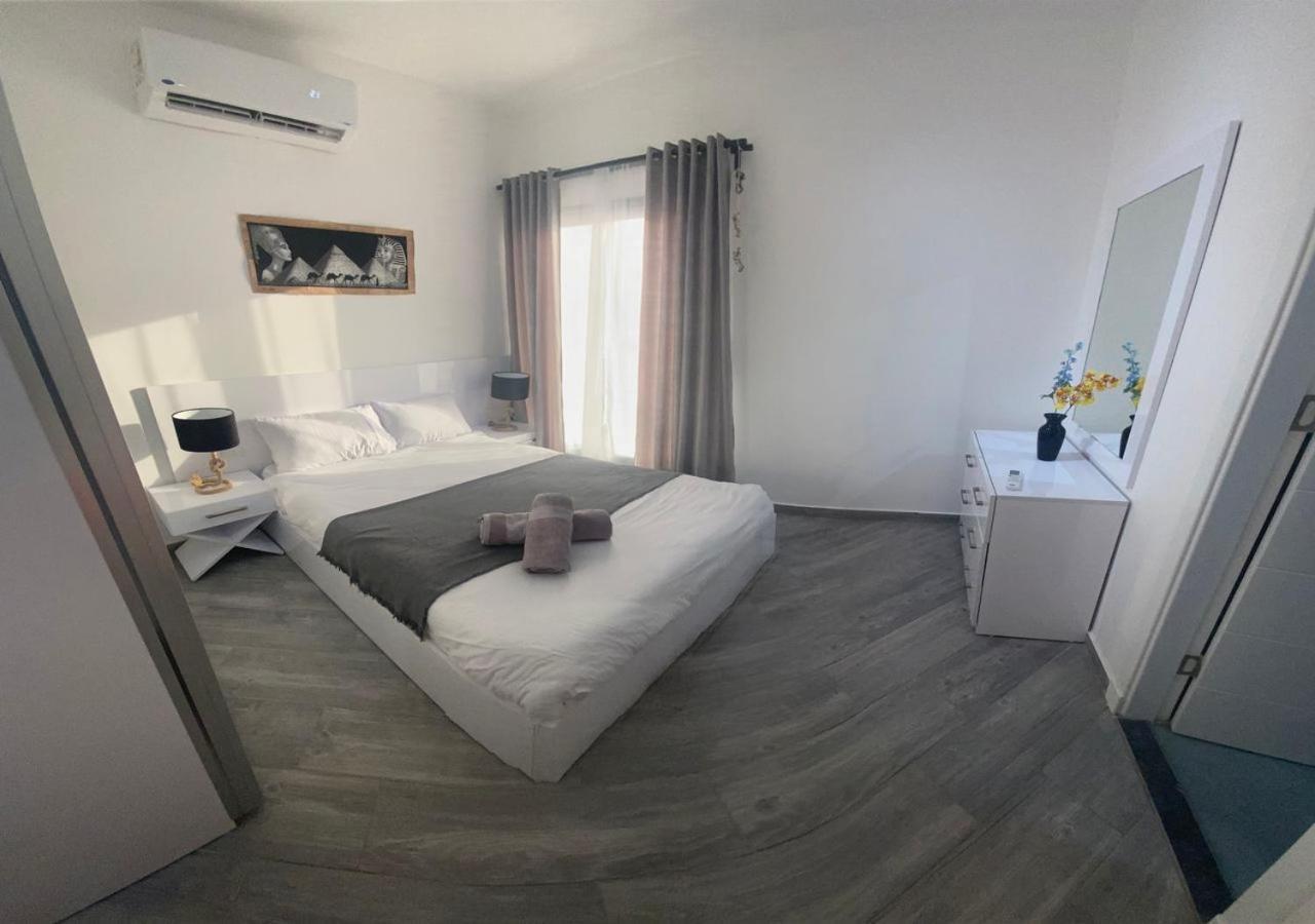 Sanctuary Sunlit Haven With 4 Pools, Rooftop Sunsets & Gourmet Bites Steps Away Apartment *