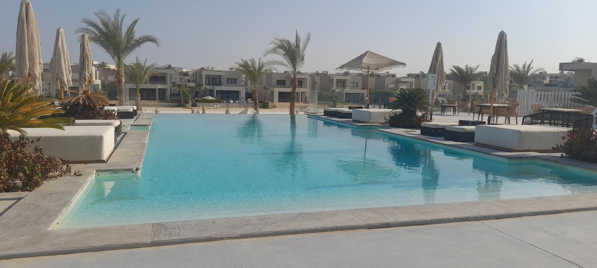 Salty Life Chalet: Poolside Two-bedroom At Azha Apartment *