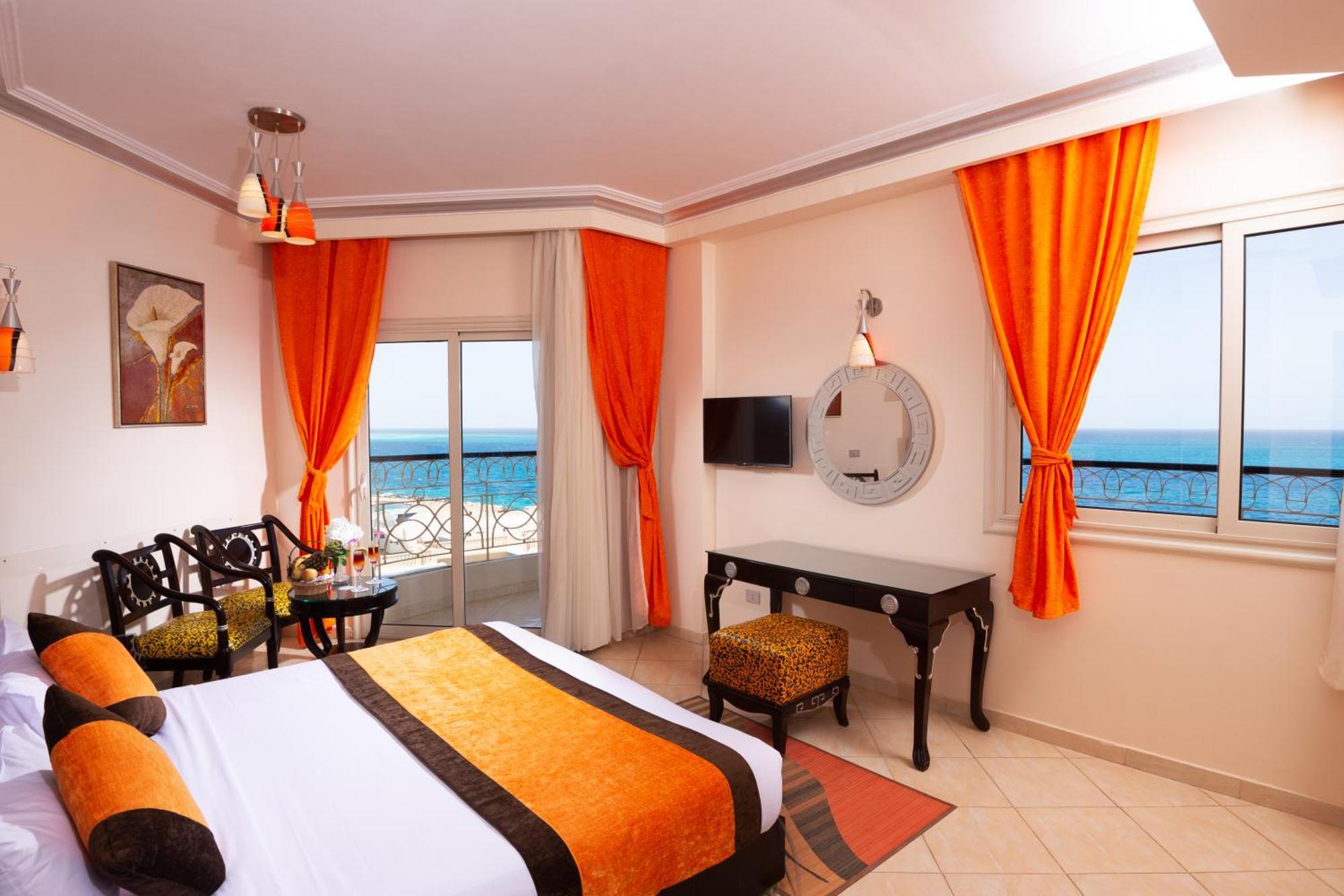 Sphinx Aqua Park Resort 4*
