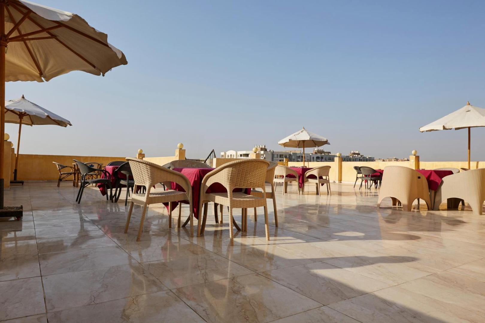 Grand Pyramid View Kafret el-Gabal