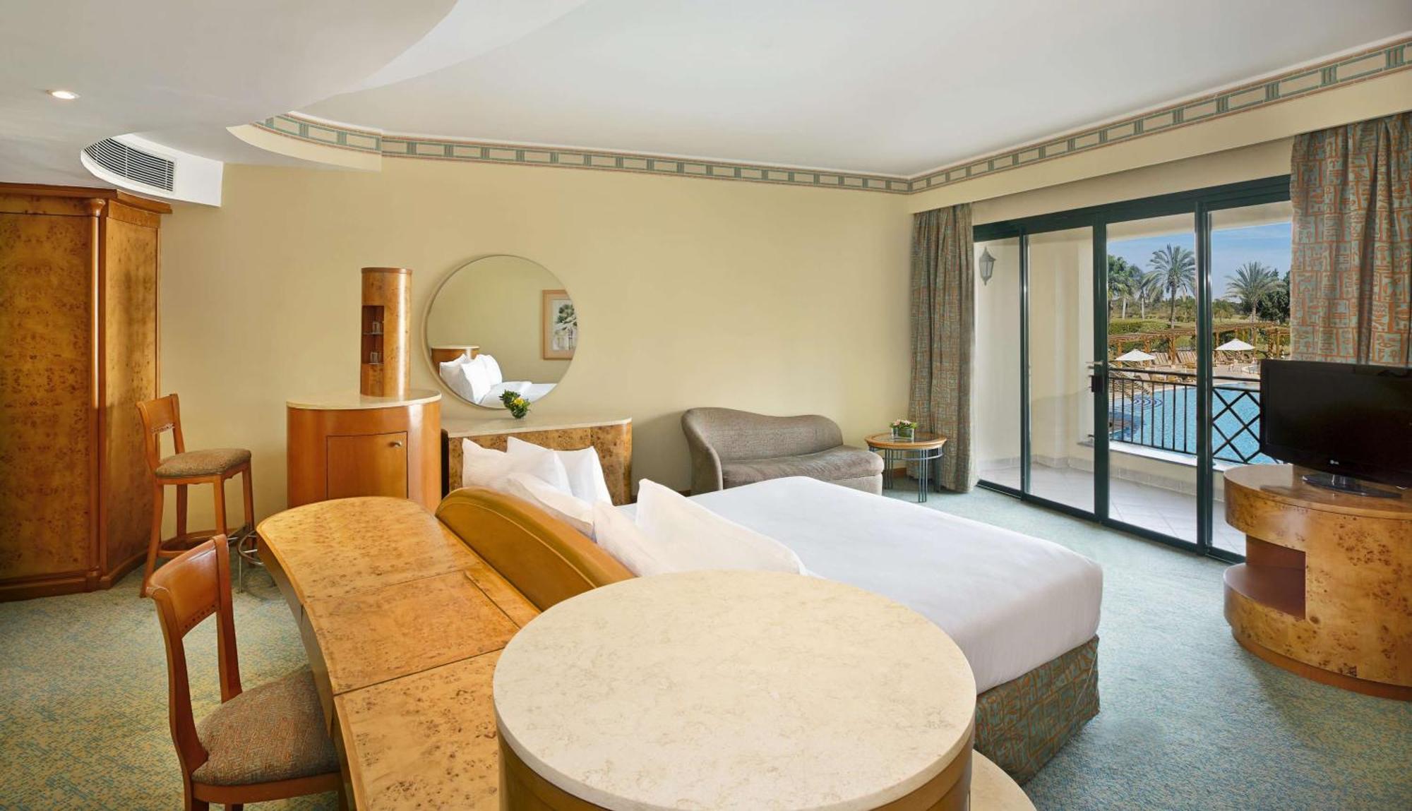 Hilton Pyramids Golf Resort 5*