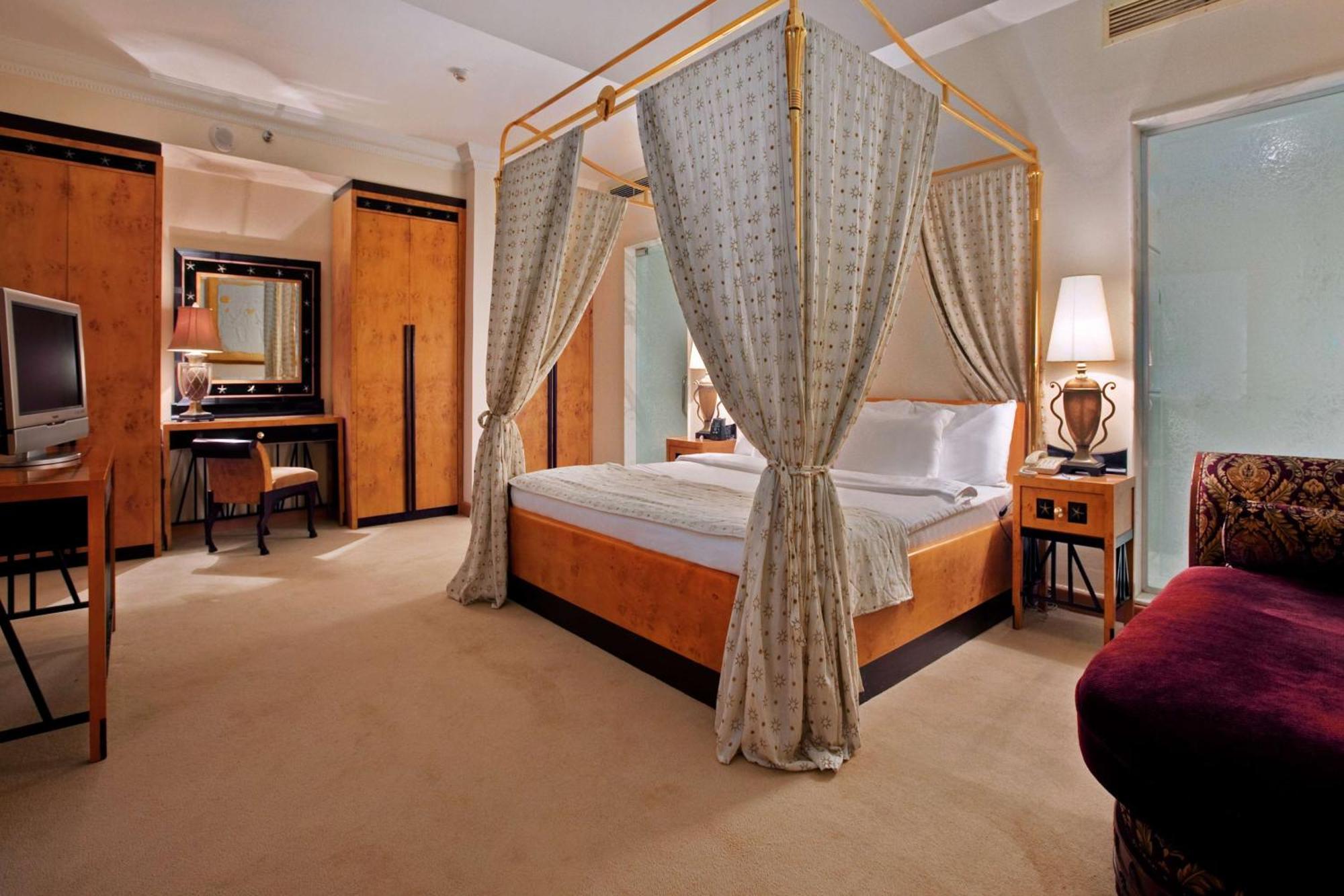 Complex Hilton Plaza Alexandria