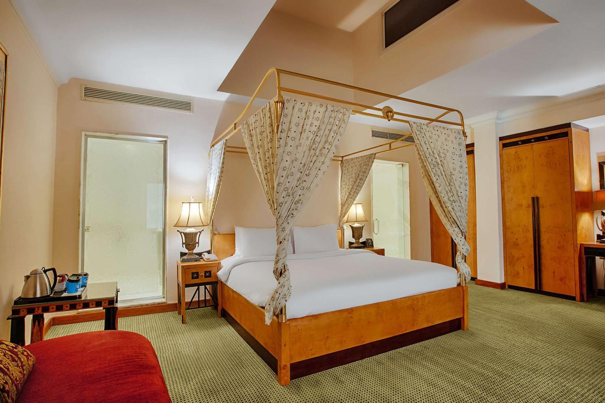 Complex Hilton Plaza 5*