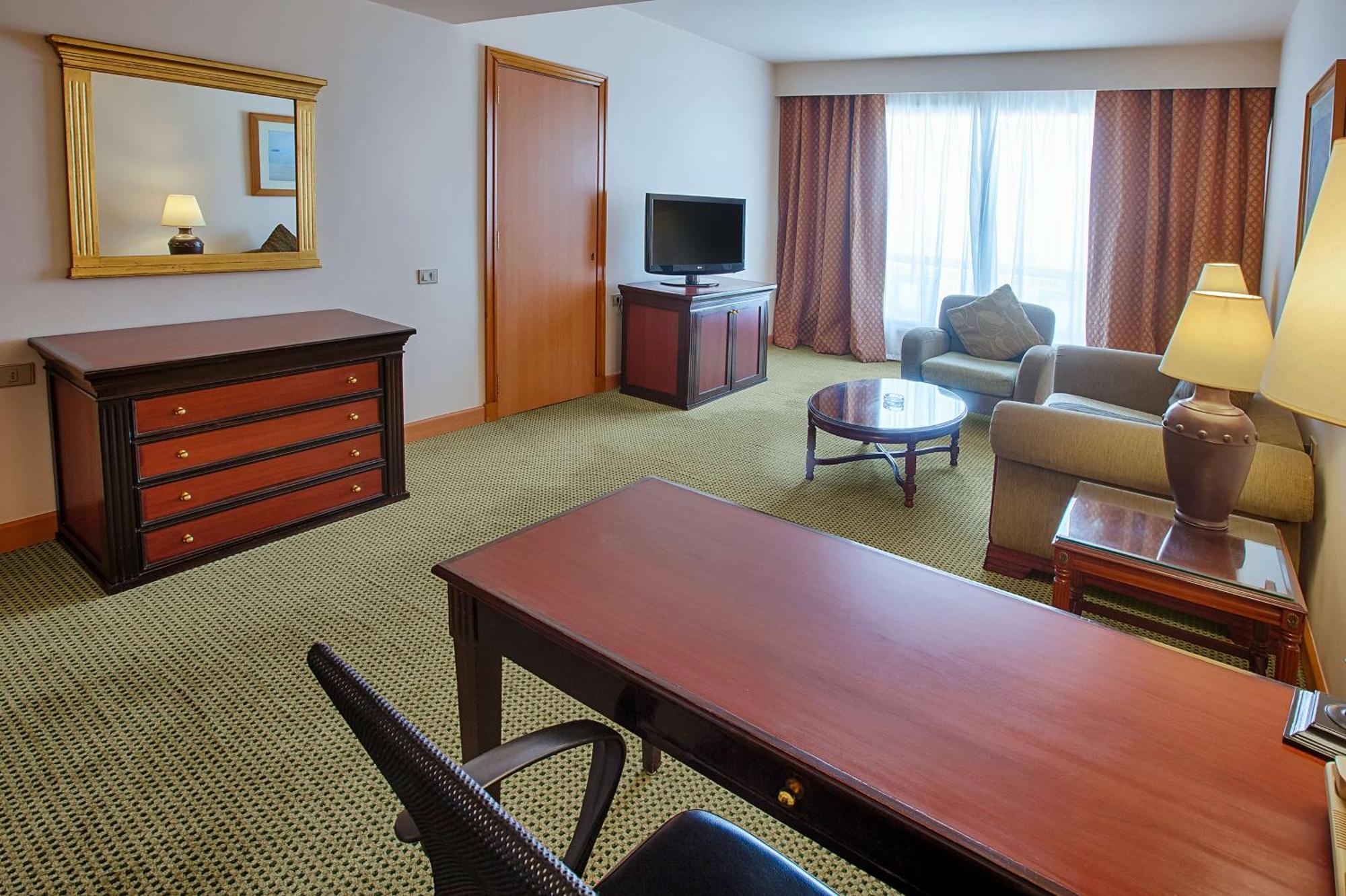 Hilton Plaza Complex 5*