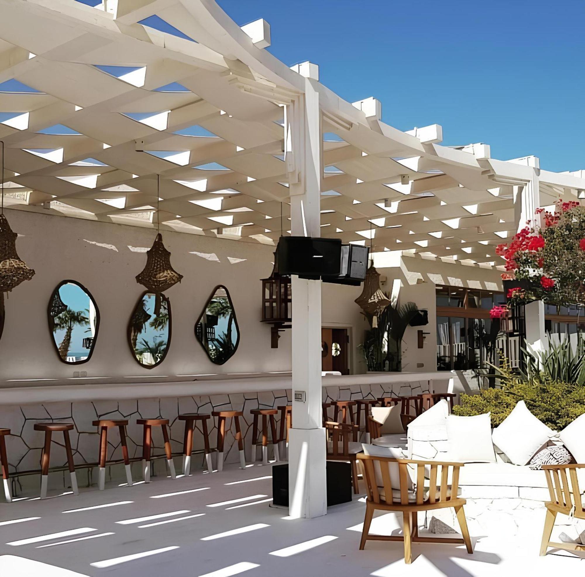 Salty Life Chalet: Poolside Two-bedroom At Azha *