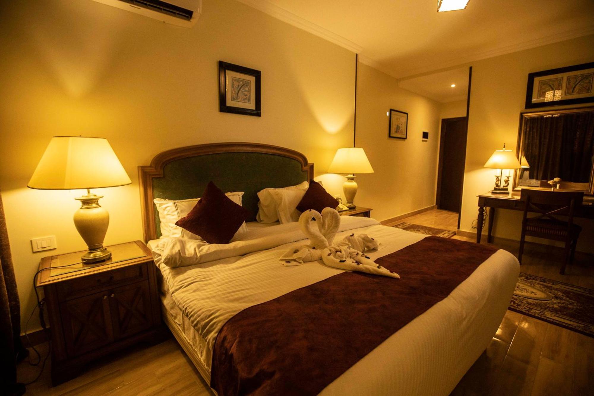 Pyramids Tower 3*