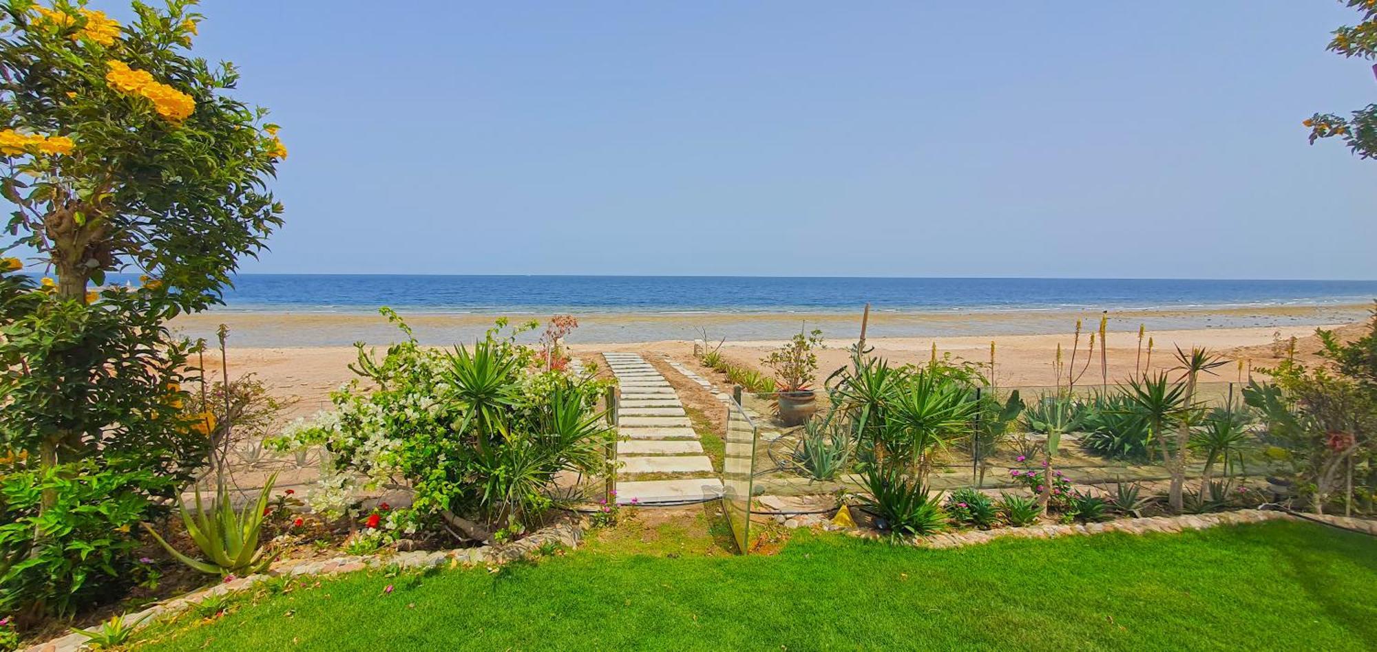 Luxury Seafront Pool - 3 Stories & Roof Floor - Master Bedrooms Villa Hurgada