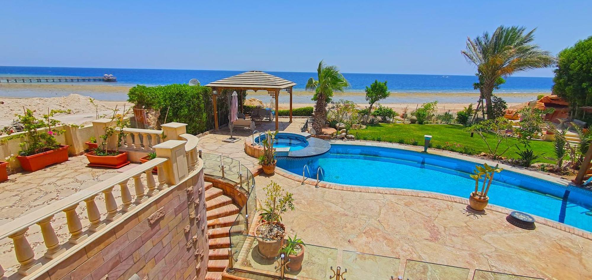 Villa Luxury Seafront Pool - 3 Stories & Roof Floor - Master Bedrooms
