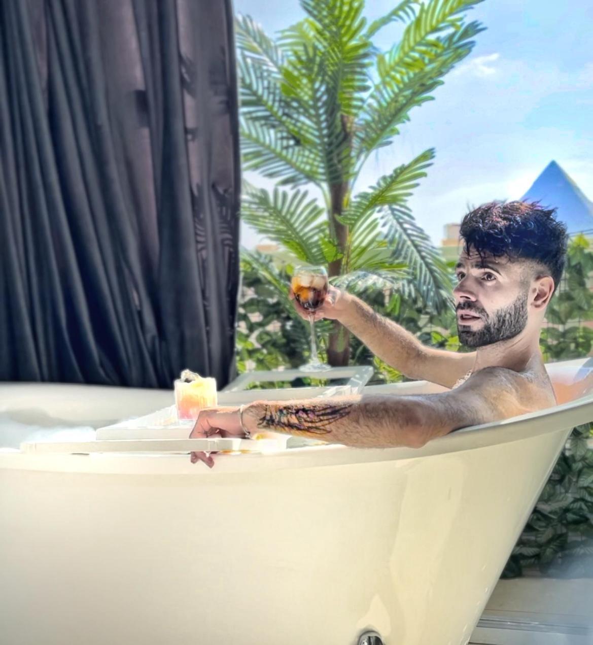 Jacuzzi Pyramids View Apartment *