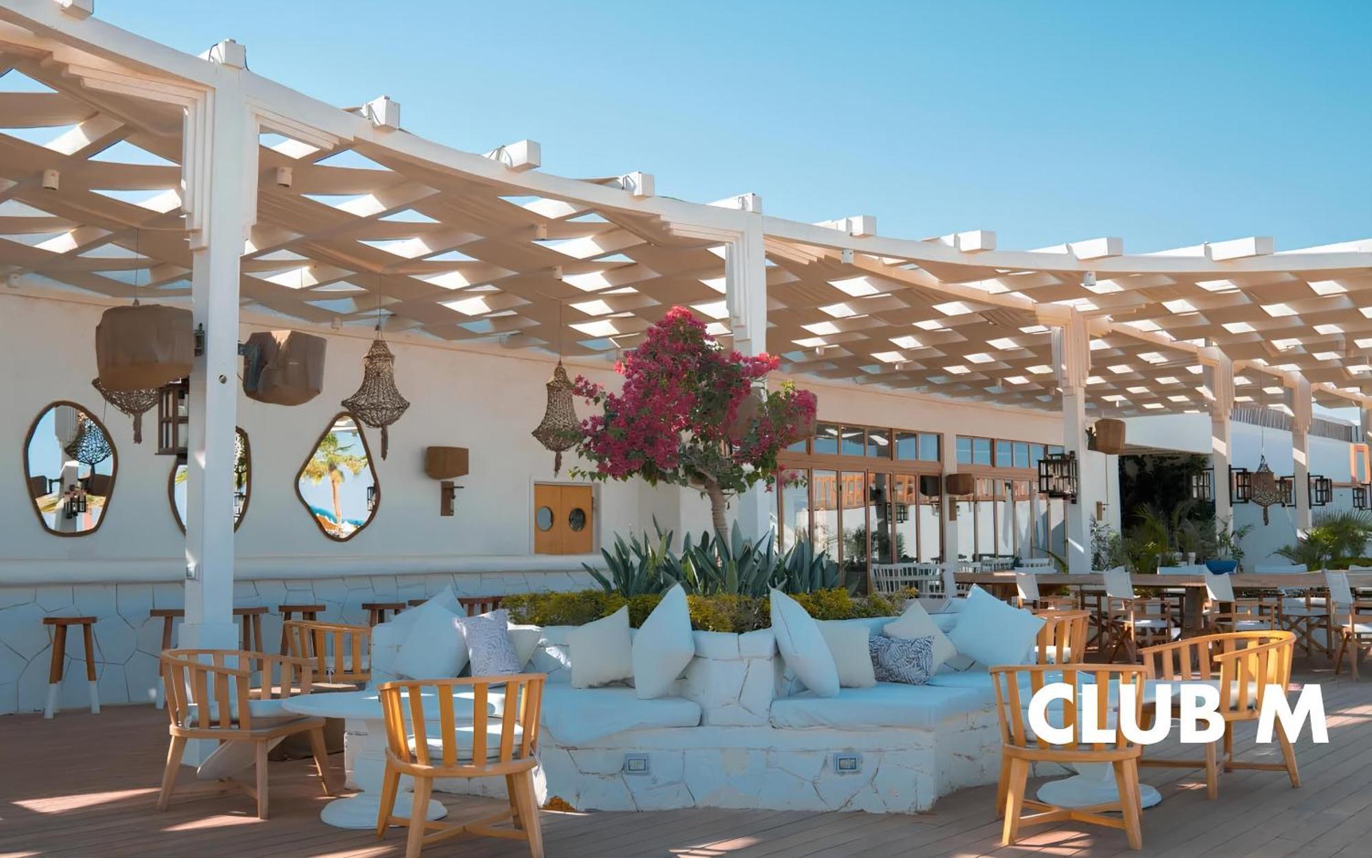 Salty Life Chalet: Poolside Two-bedroom At Azha Apartment *