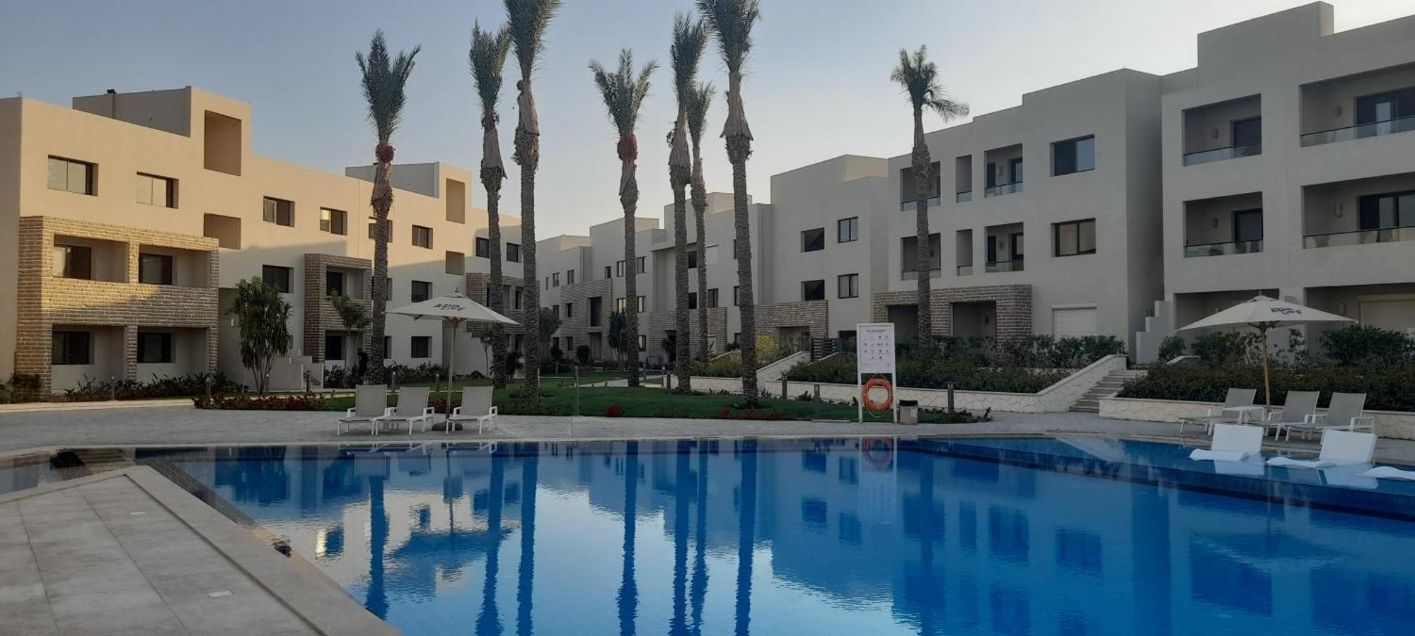 Salty Life Chalet: Poolside Two-bedroom At Azha Apartment