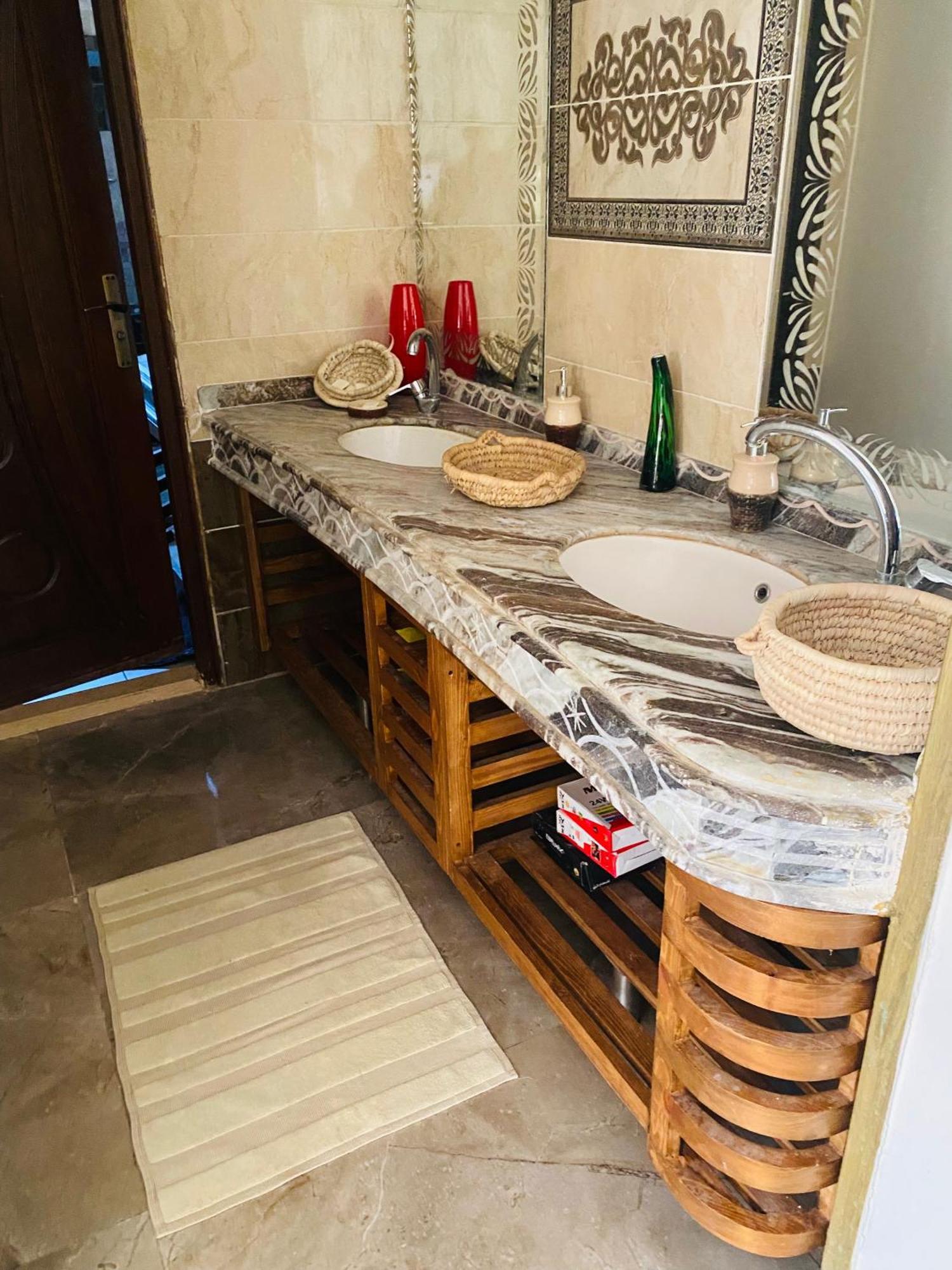 Lovely 5- Bedroom With Overflow Pool With Garden At Oasis