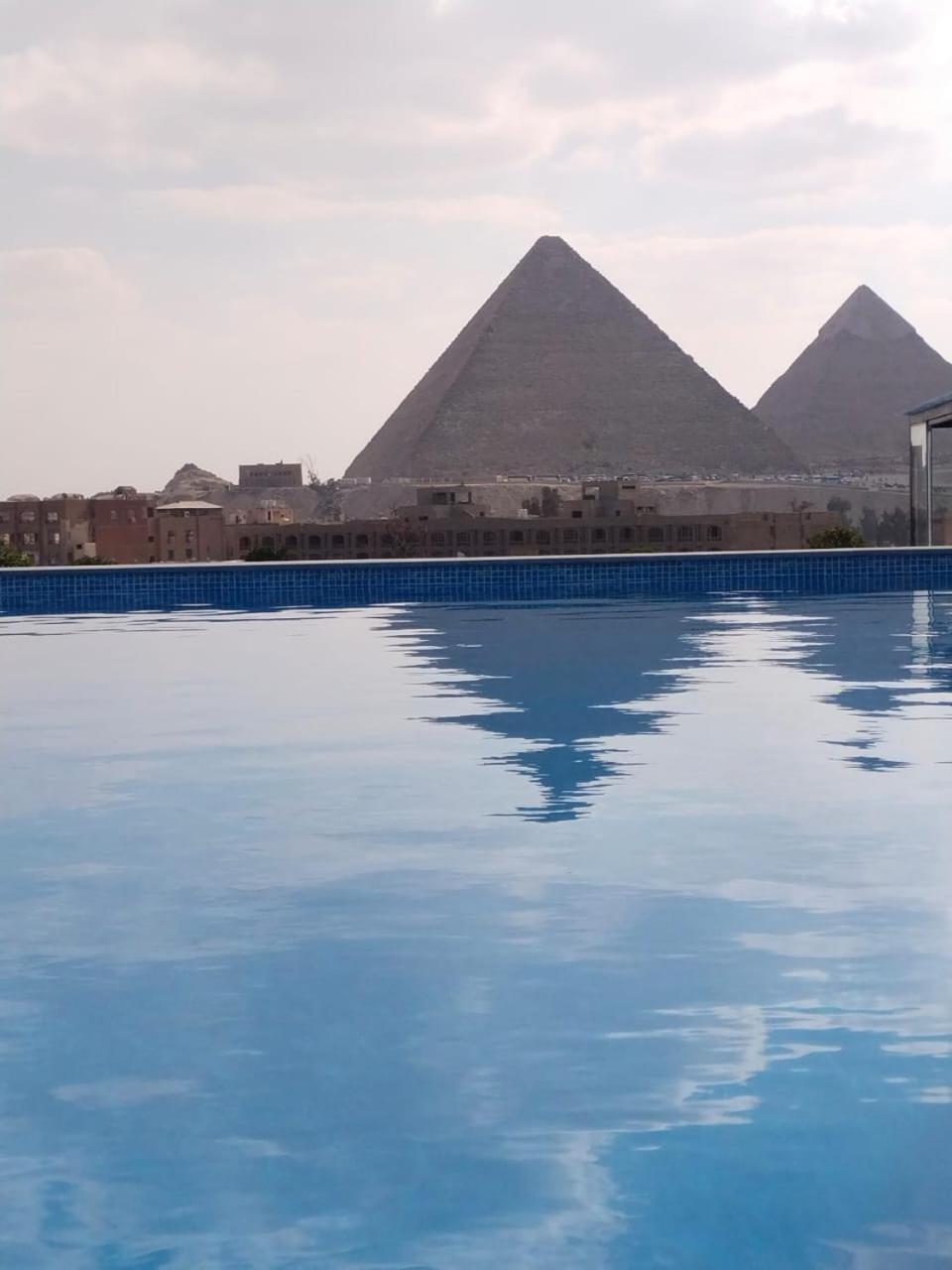 Pyramid Front * Al Kawm al Akhdar