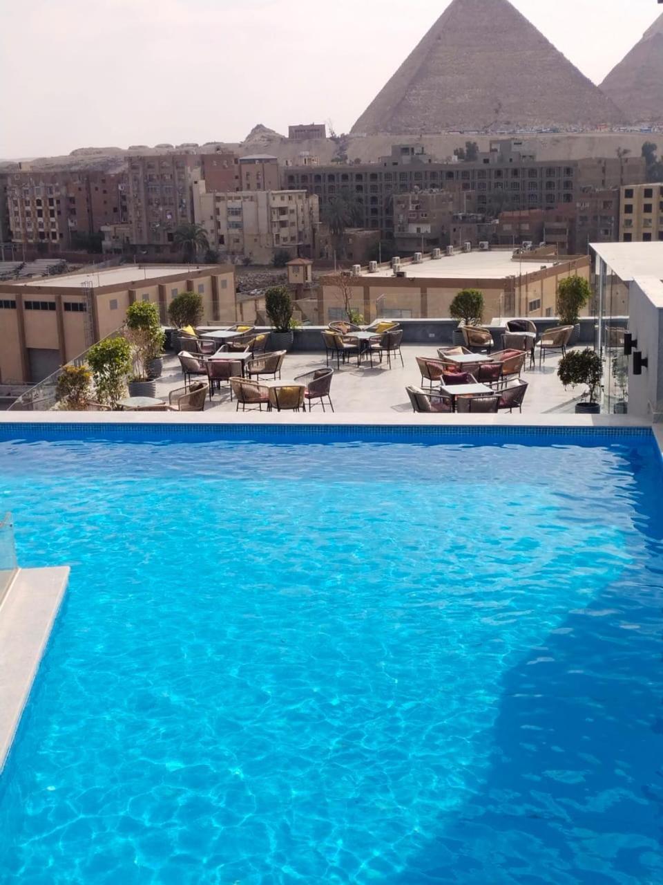 Pyramid Front Hotel *