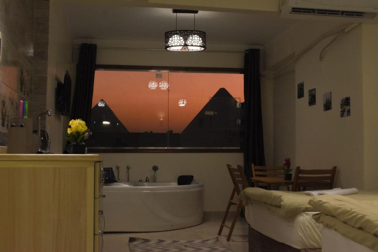 Panorama Pyramids & Jacuzzi Apartment