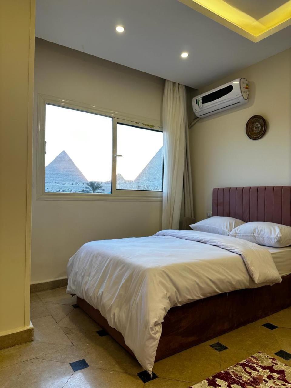Inn Pyramids Era View *