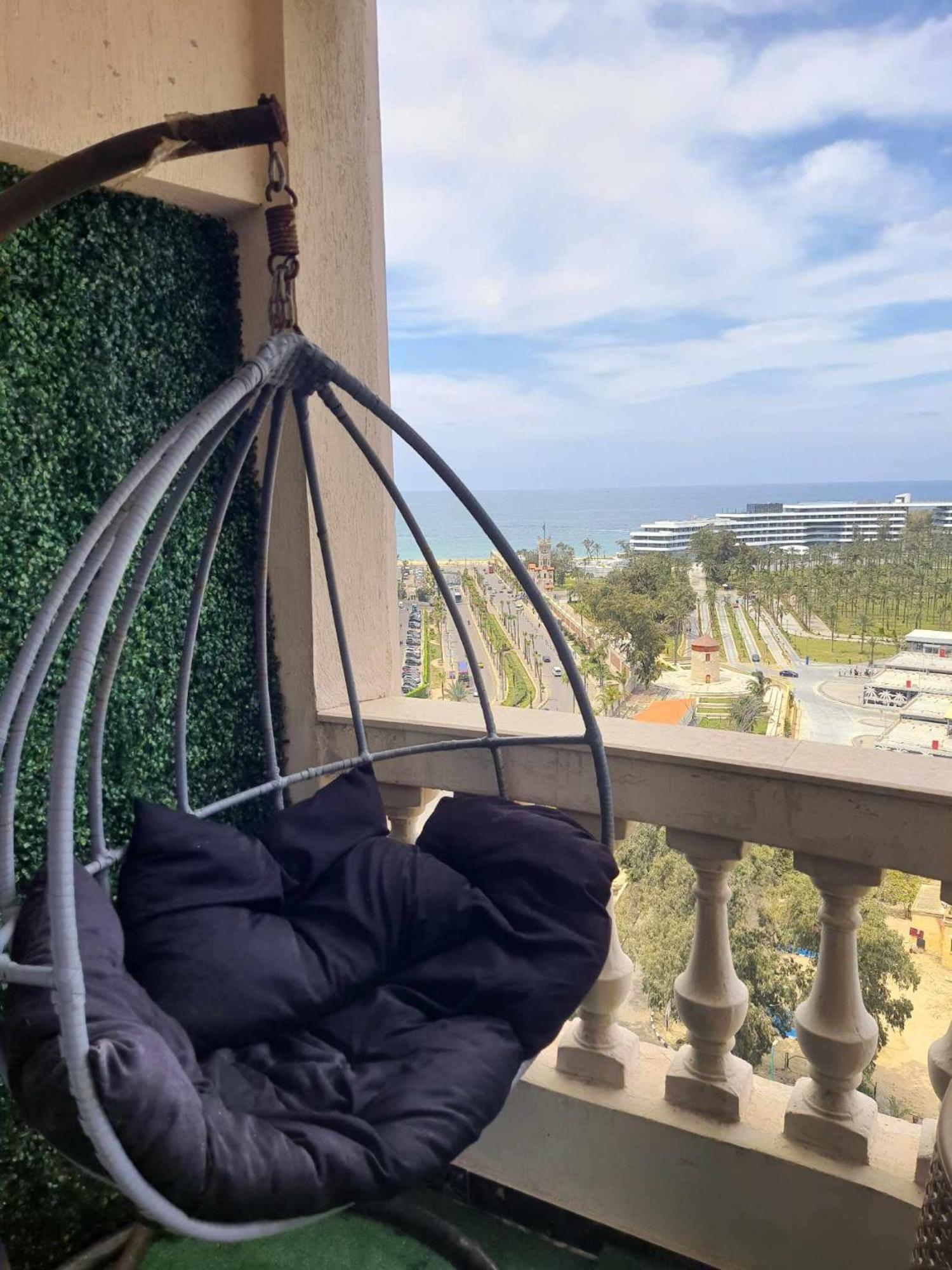 Sea And Montaza Palace View 2 Bedrooms Alexandria,2 Full Bathrooms, With 2 Ac And 1 Stand Fan, Free Wifi , Available Year Days With 3 Heavy Blankets İskenderiye