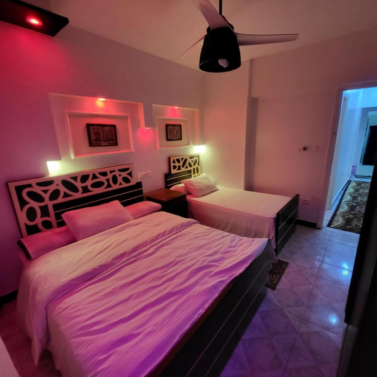 شقه فى ميامى بالاسكندريه مطله على البحر * Alexandria