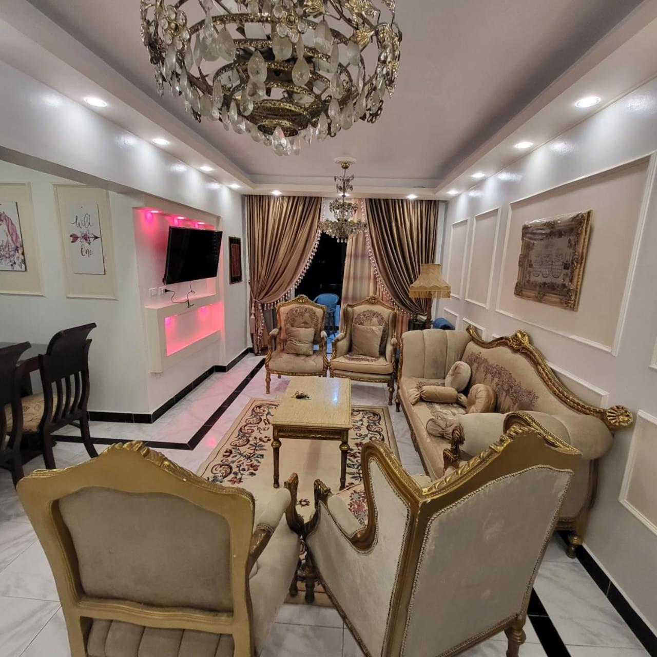 شقه فى ميامى بالاسكندريه مطله على البحر * Alexandria