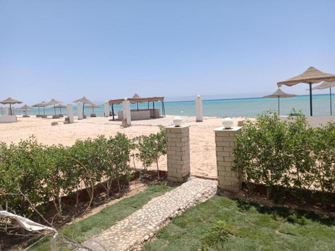 مكيف علي البحر صف أول بحديقة خاصة ومكيف بمنتجع براس سدر Ras Sedr