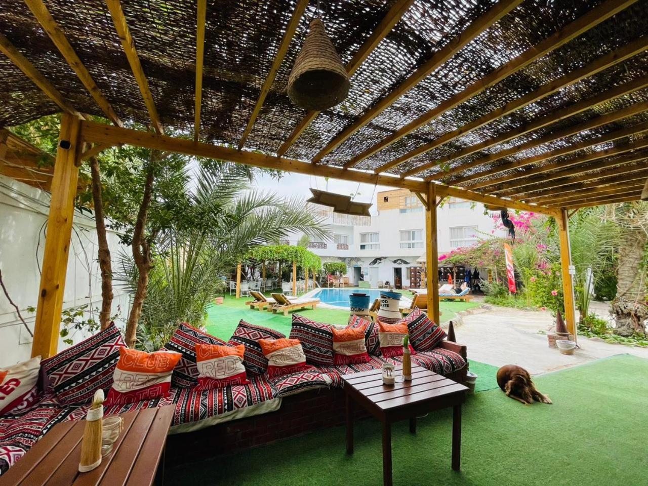 Hostel Club Red *