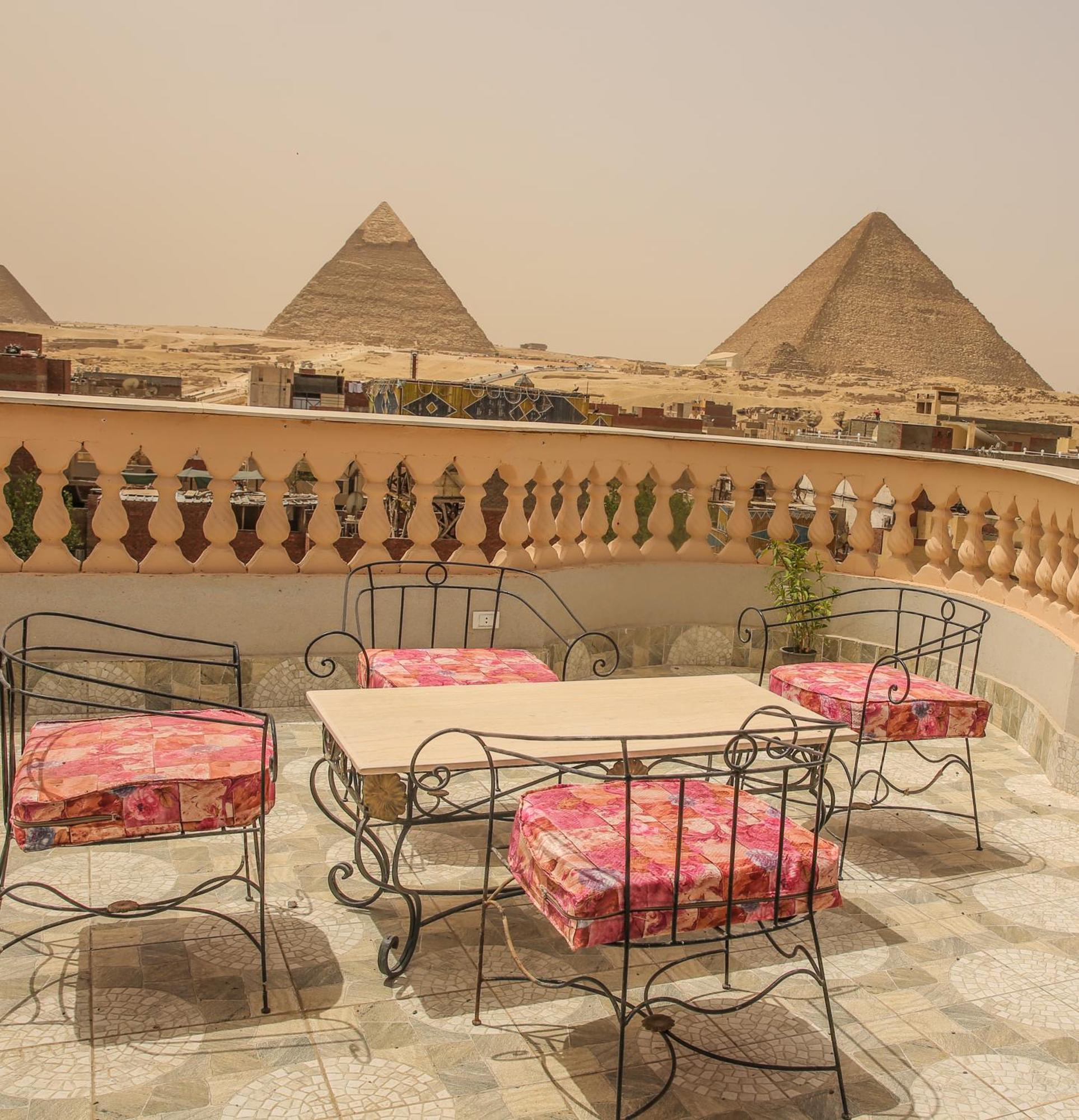 Inn Queen Pyramids View