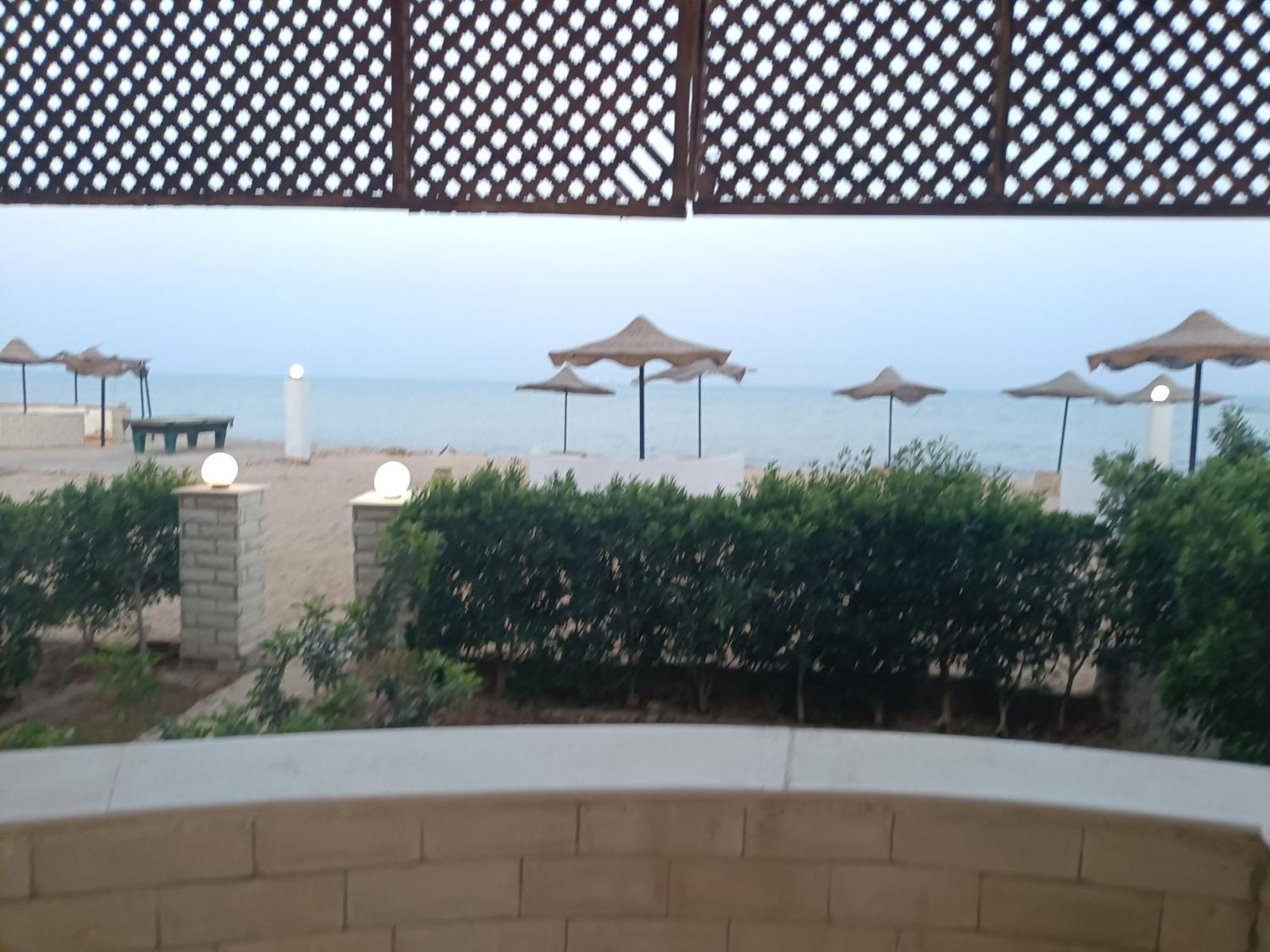 مكيف علي البحر صف أول بحديقة خاصة ومكيف بمنتجع براس سدر * Ras Sedr