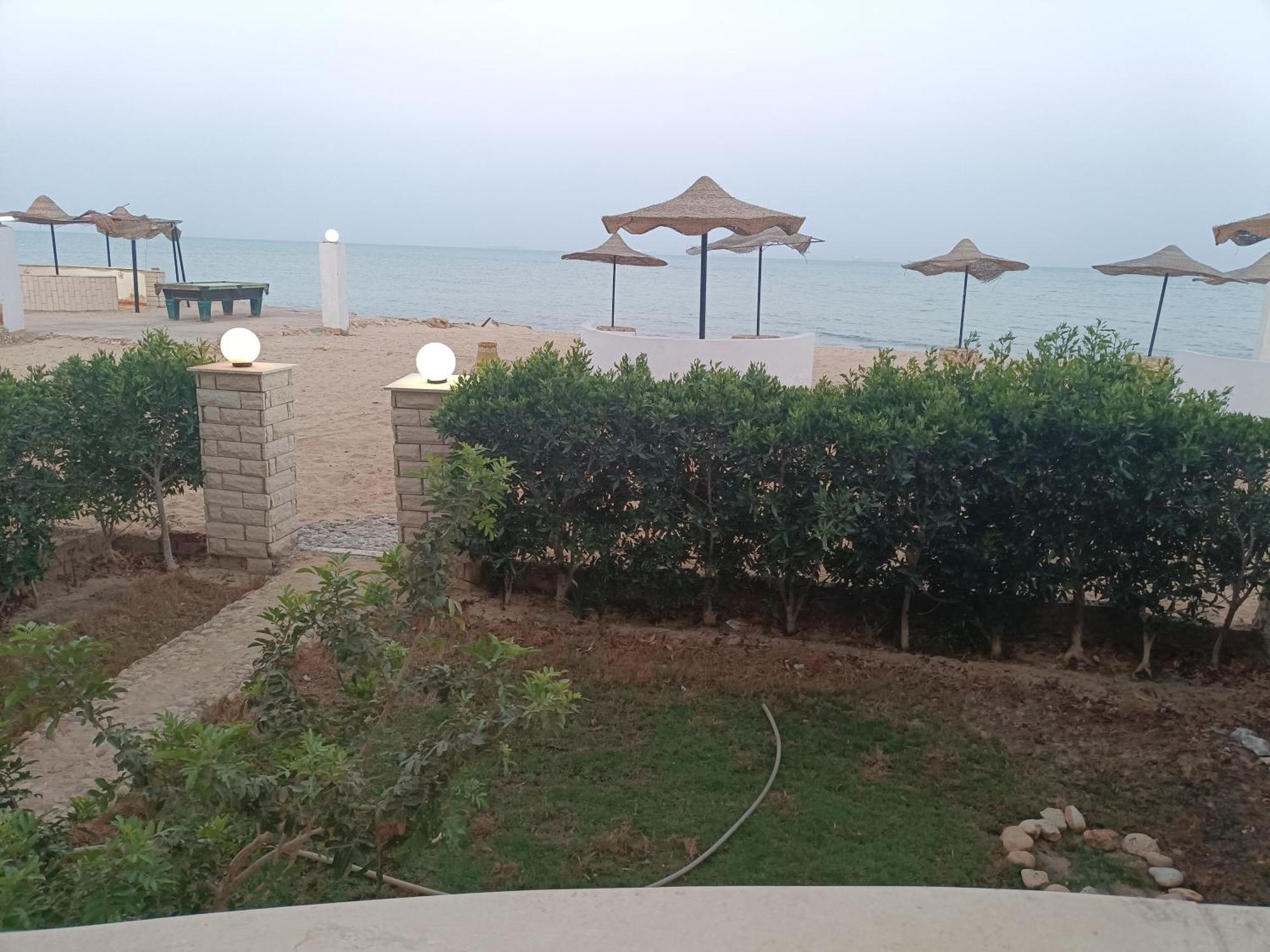 Apartment مكيف علي البحر صف أول بحديقة خاصة ومكيف بمنتجع براس سدر *