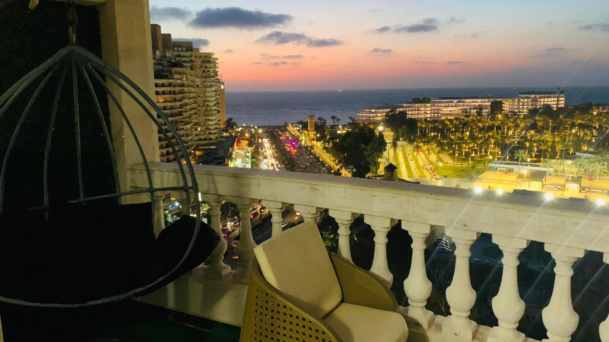 Sea And Montaza Palace View 2 Bedrooms Alexandria,2 Full Bathrooms, With 2 Ac And 1 Stand Fan, Free Wifi , Available Year Days With 3 Heavy Blankets İskenderiye