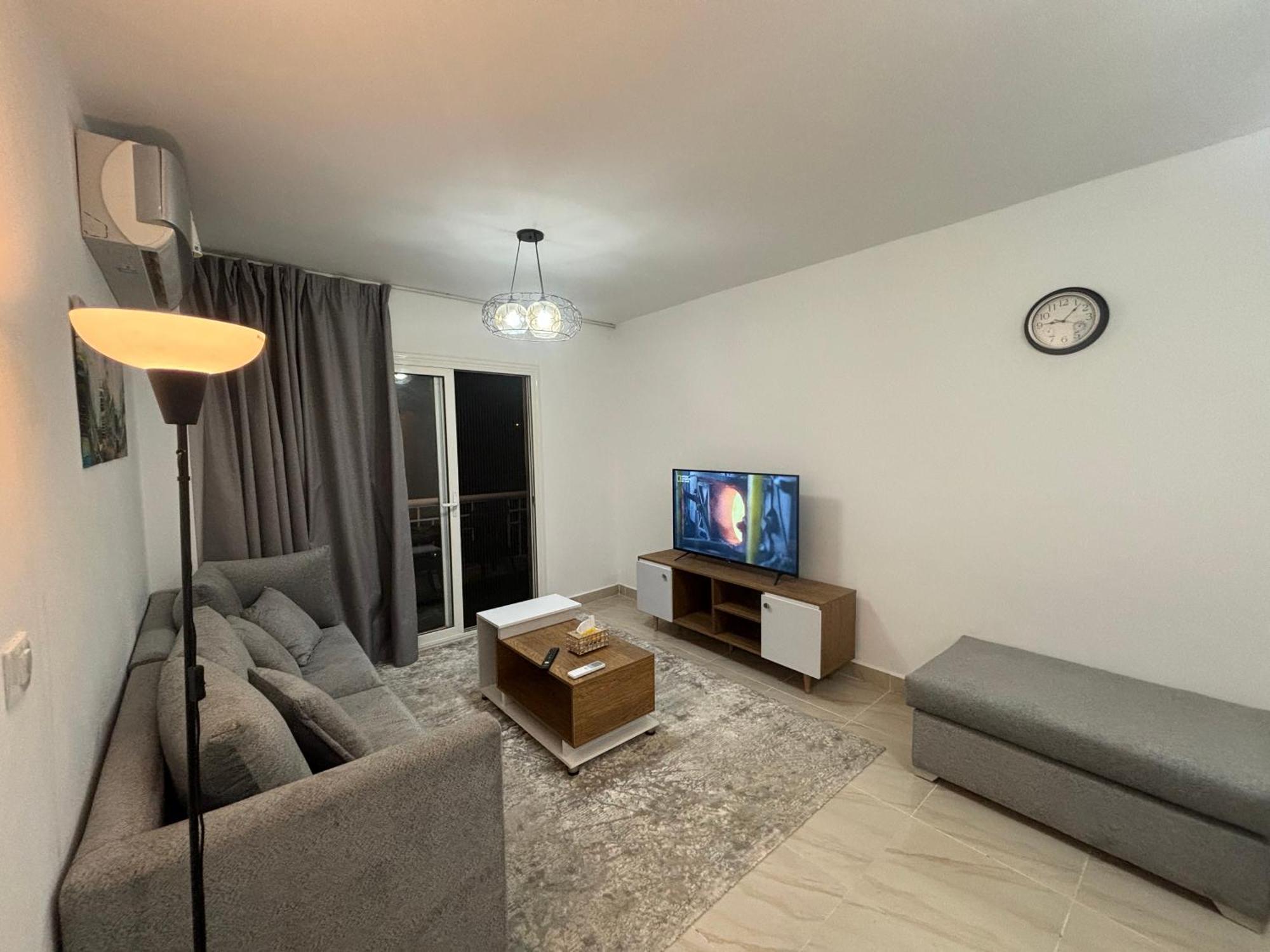 Apartment Luxury Inn: 2br Prime Location In B12 Madinaty