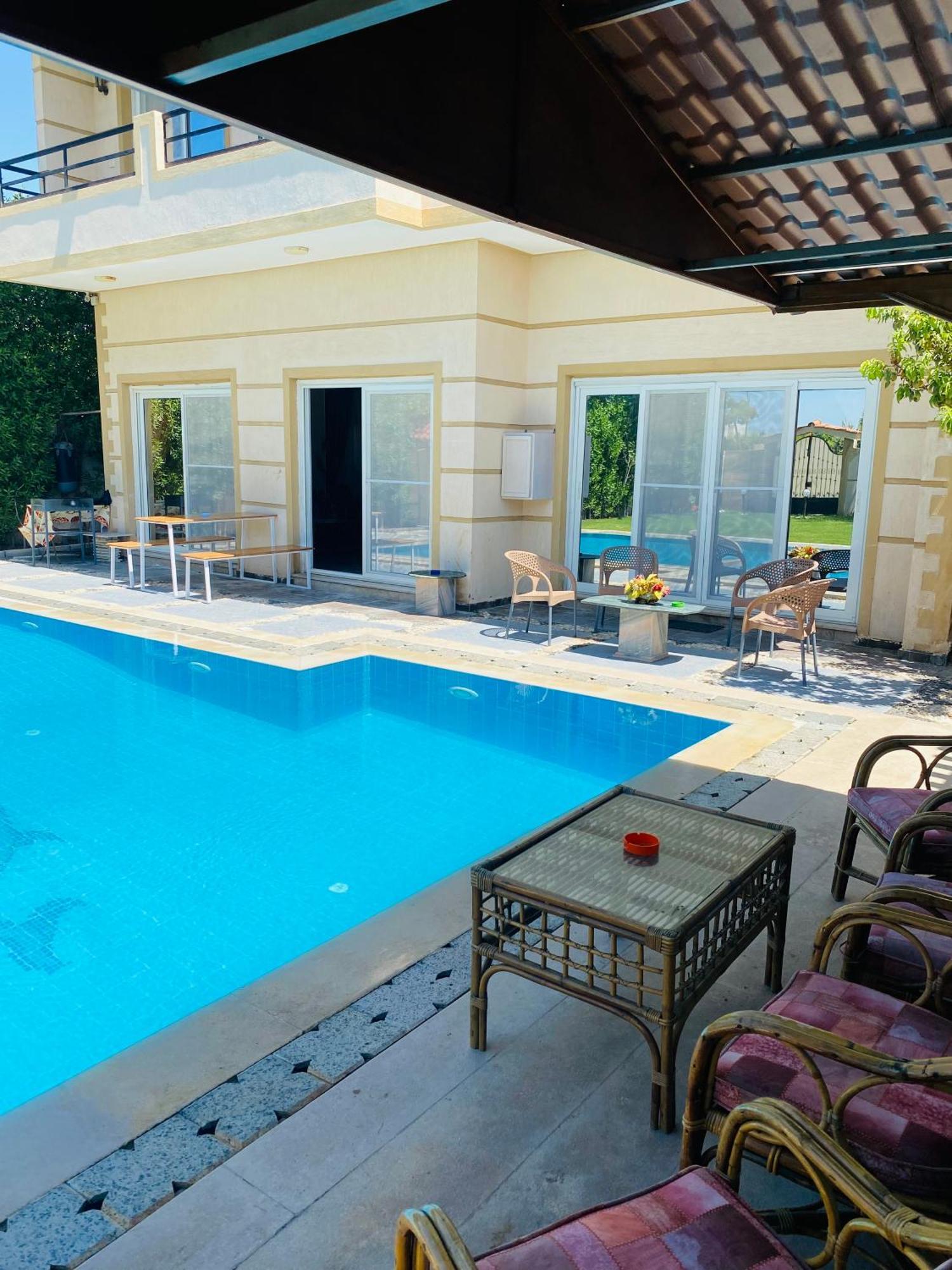 Lovely 5- Bedroom With Overflow Pool With Garden At Oasis *
