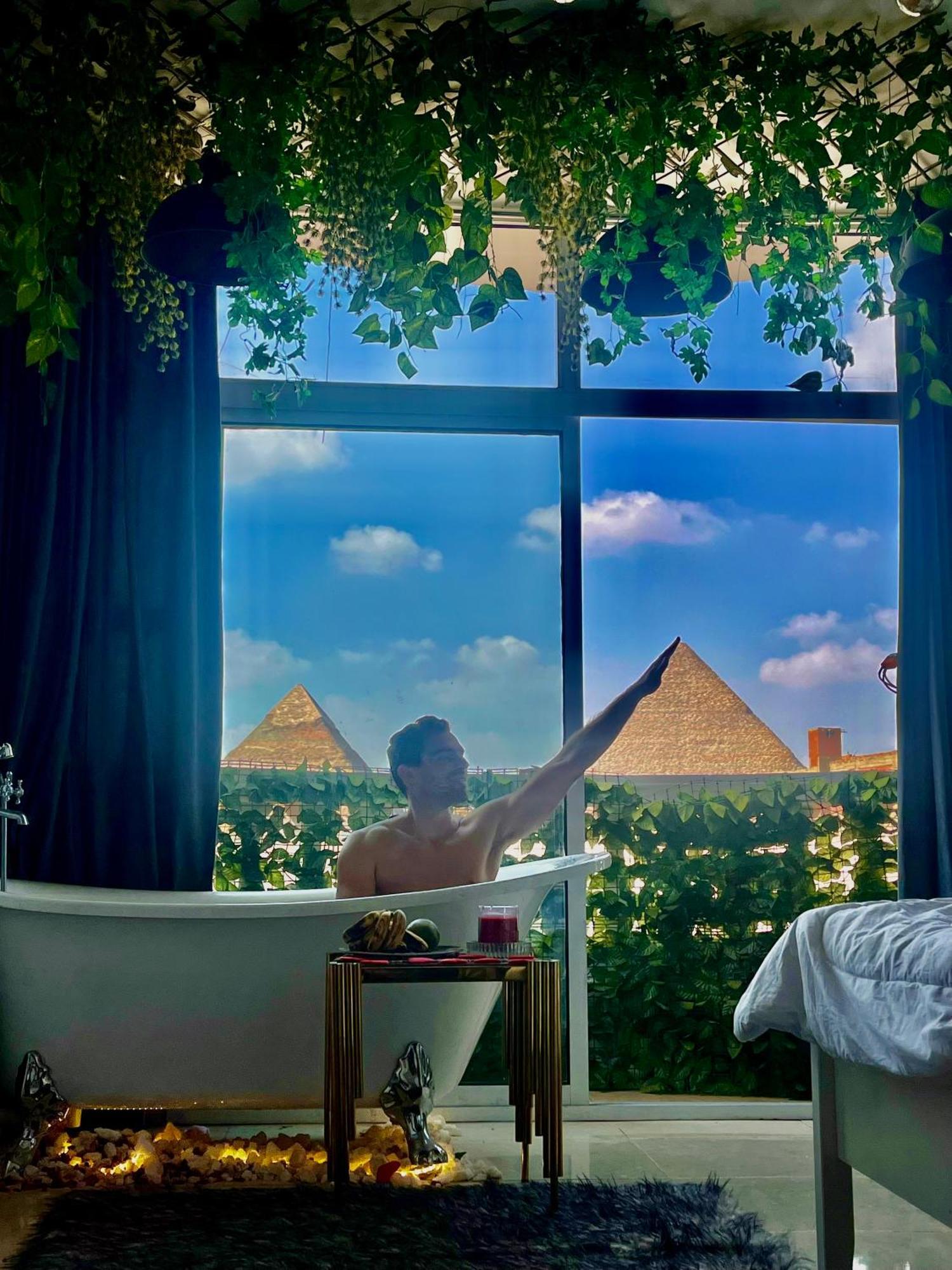 Jacuzzi Pyramids View Apartment