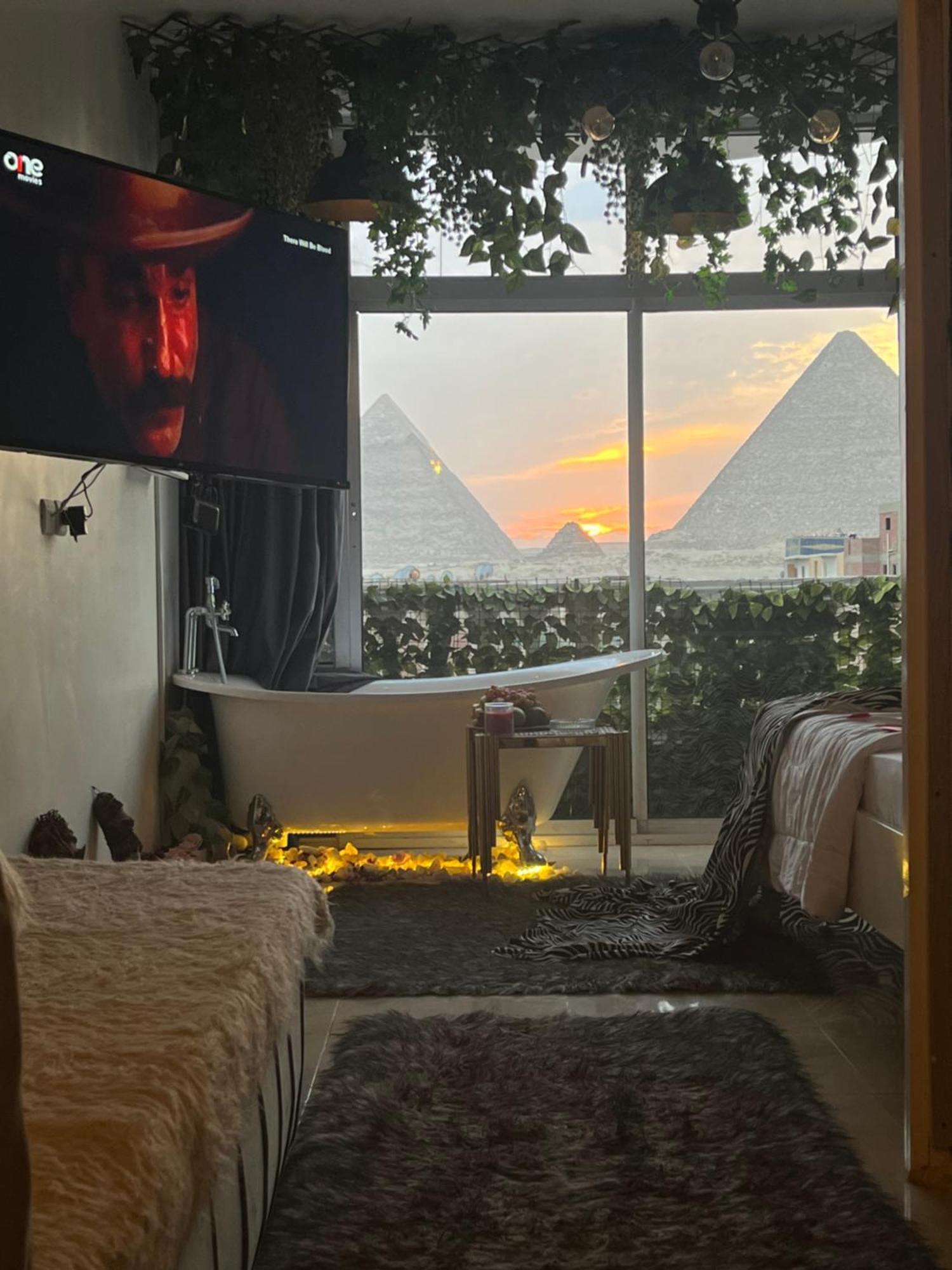 Jacuzzi Pyramids View Apartment Cairo