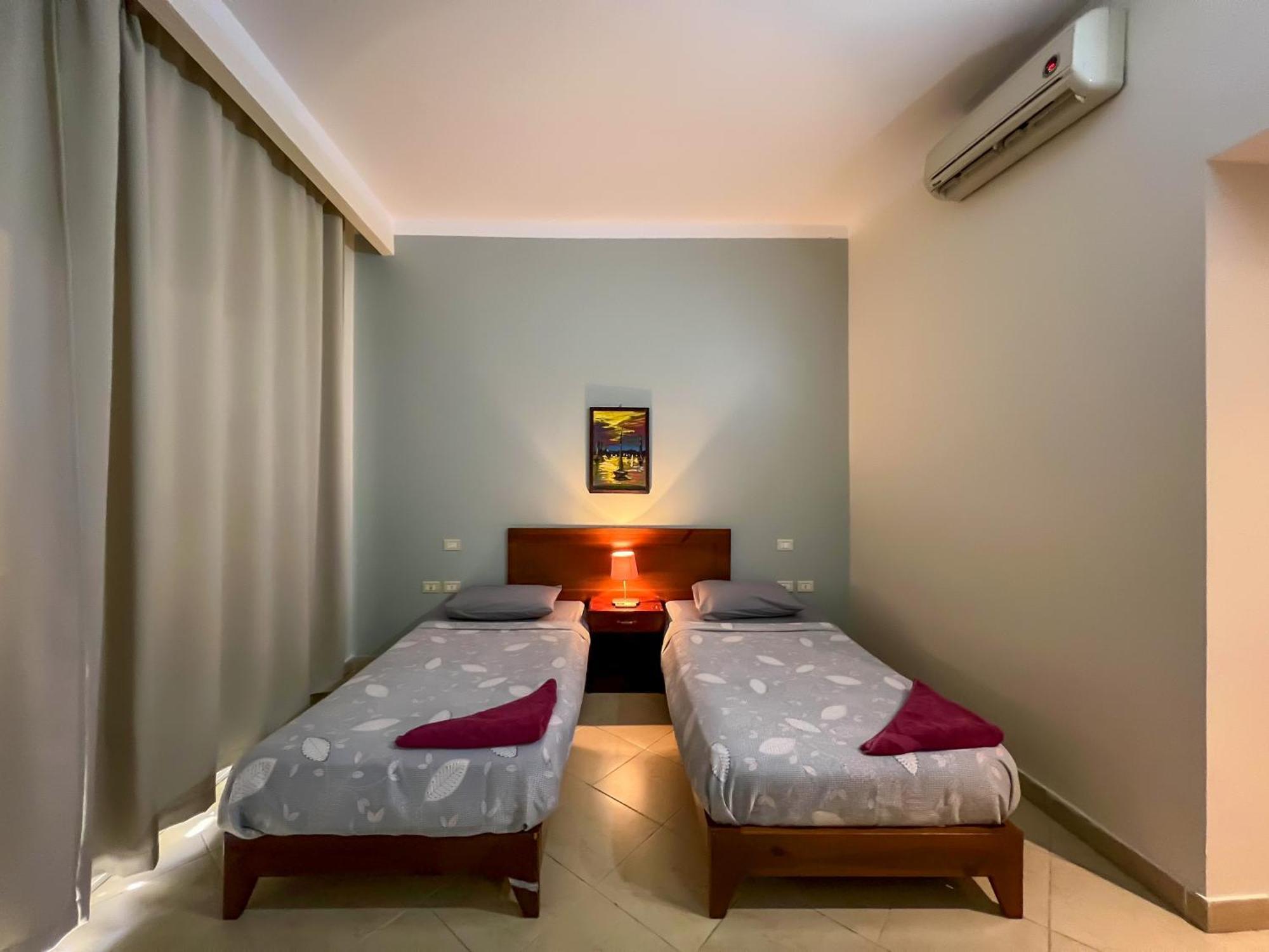 Club Red Hostel *
