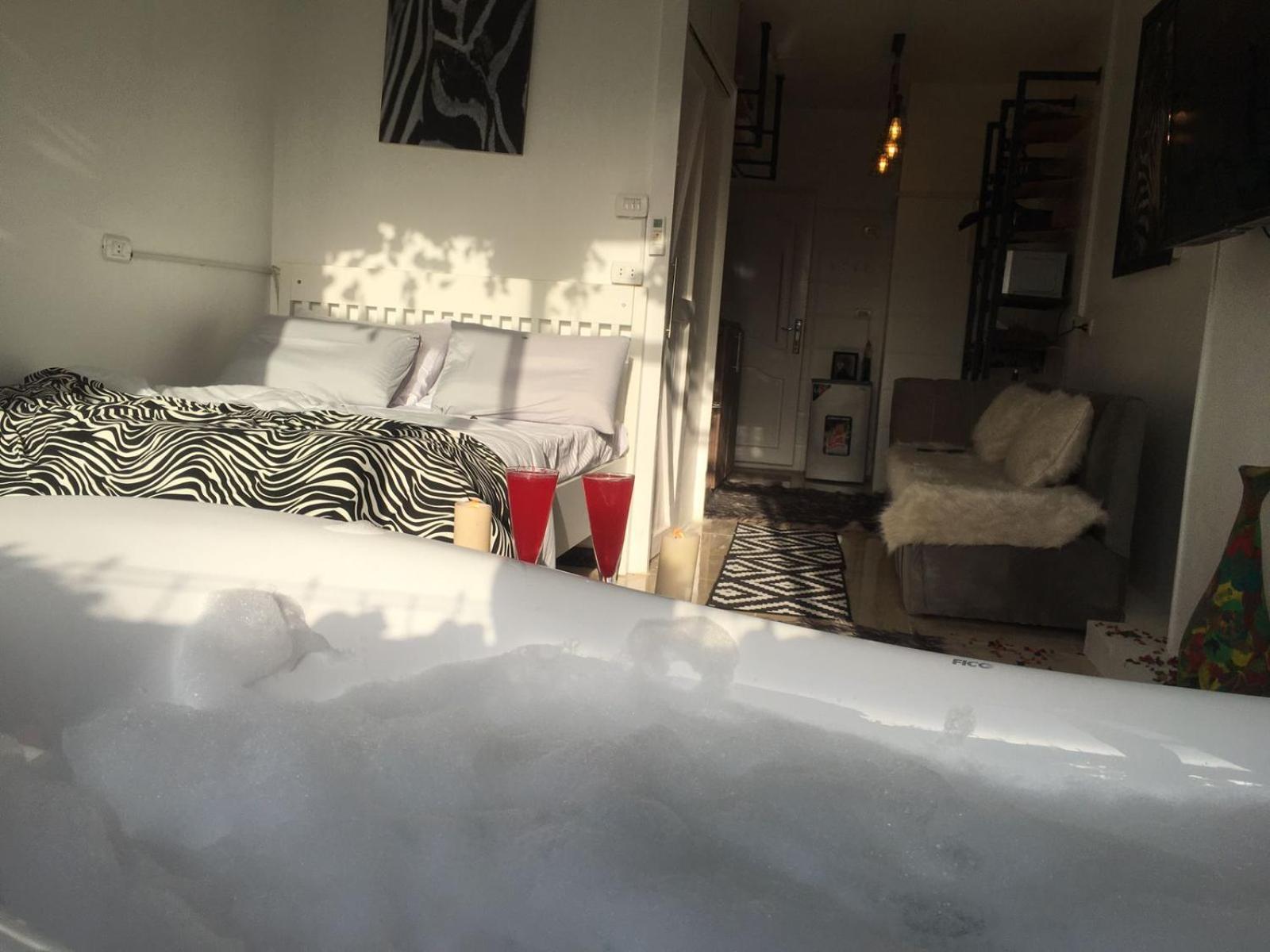 Jacuzzi Pyramids View *