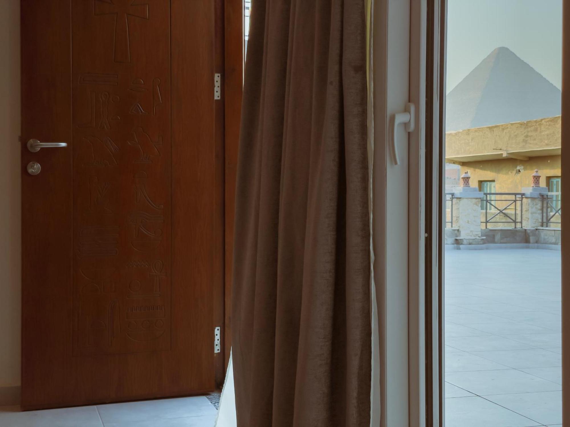 Hotel King Khufu Pyramids View *