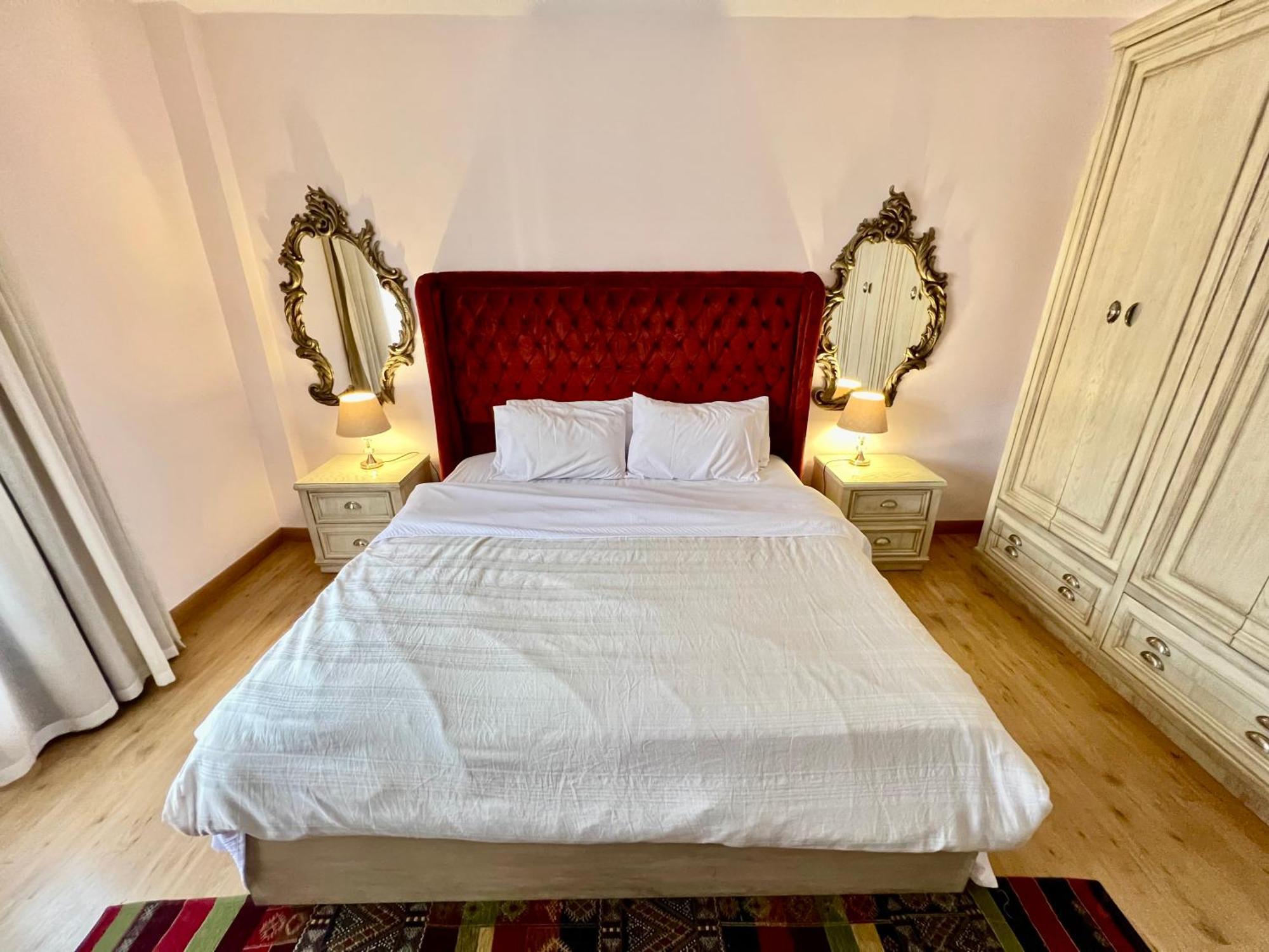 Luxurious 3 Bedroom Rustic Overlooking Huge Garden - For Families And Couples